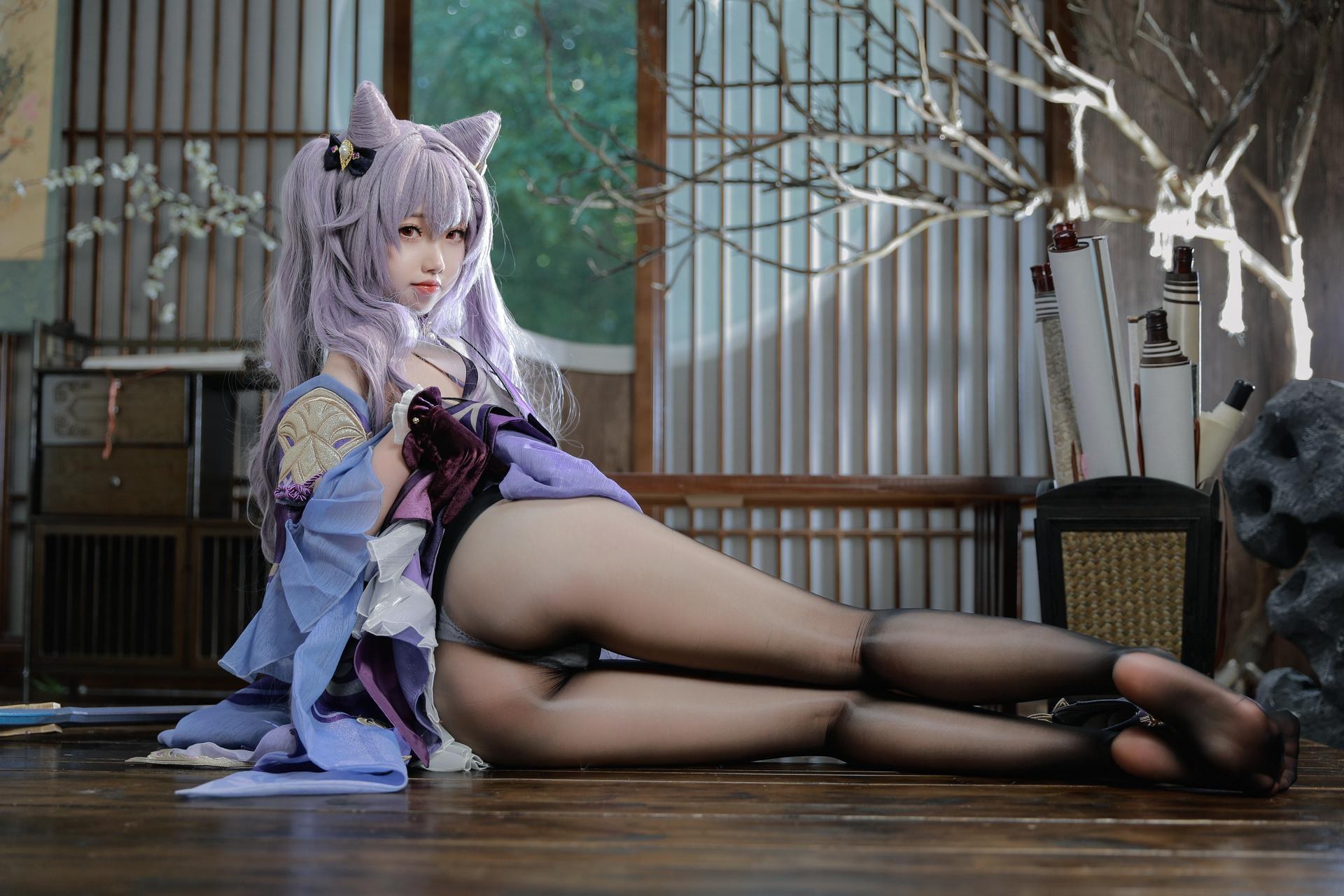 [cosplay] 雪琪SAMA - 原神 刻晴：ชุดเดรสผมสีม่วง ถุงน่องสีขาว ขาสวย 50P1V
