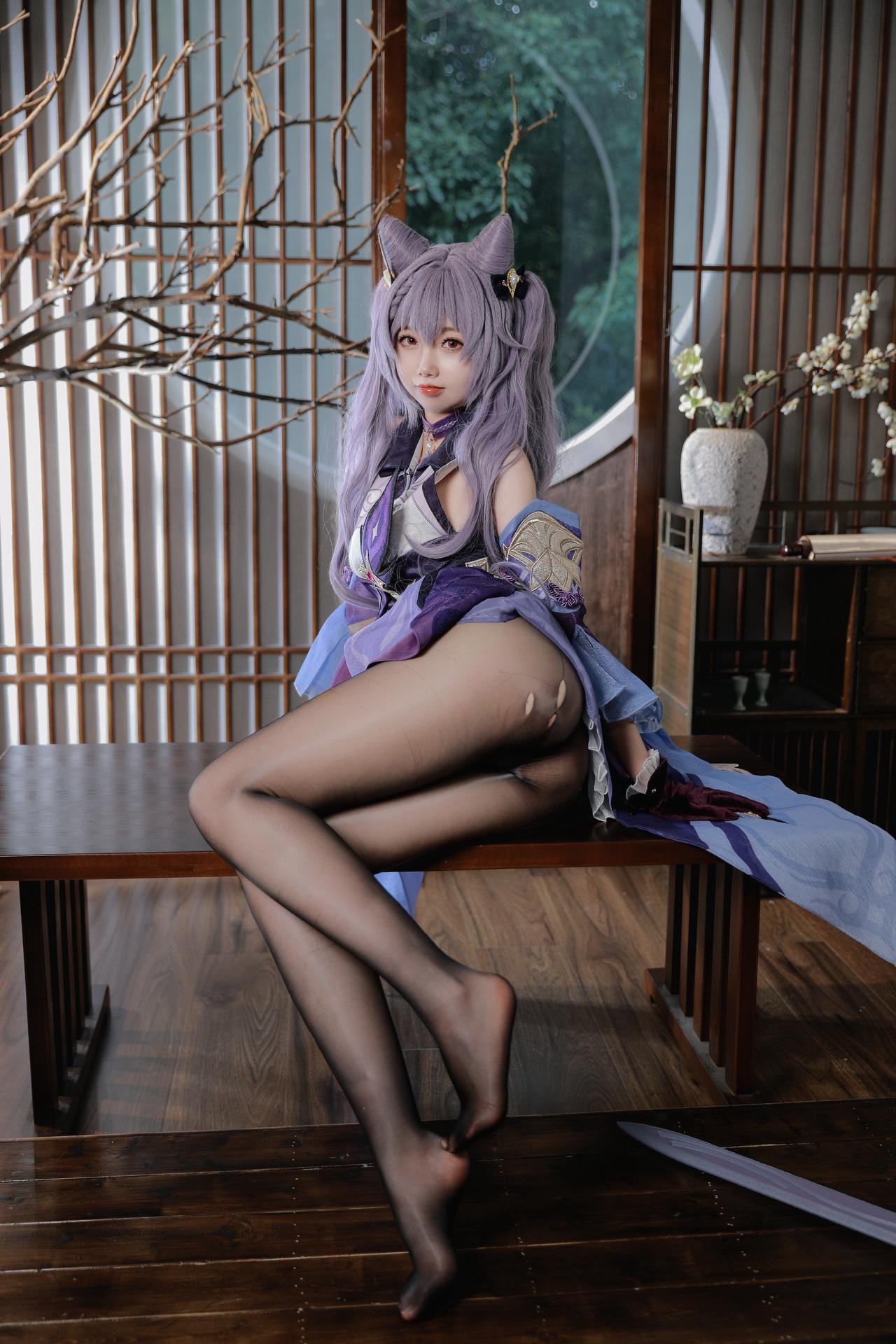 [cosplay] Xueqi SAMA - Genshin Impact Keqing: Purple-haired evening dress, white stockings, beautiful legs 50P1V
