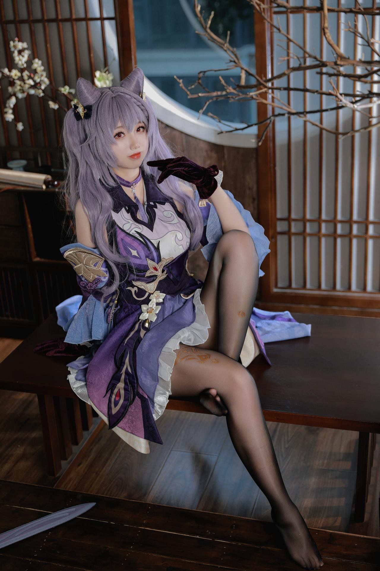 [cosplay] 雪琪SAMA - 原神 刻晴：紫发礼服白丝美腿 50P1V