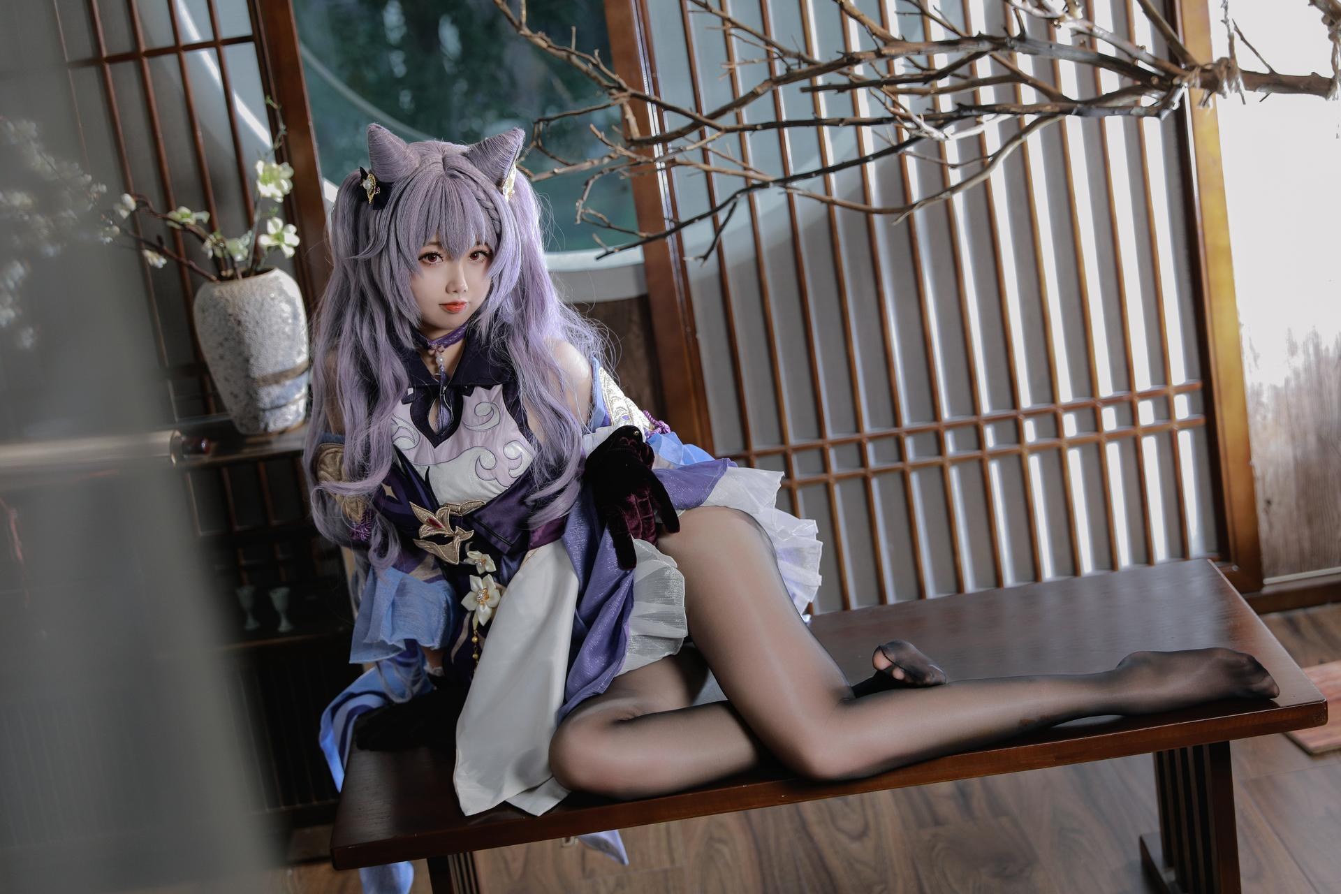 [cosplay] 雪琪SAMA - 原神 刻晴：紫发礼服白丝美腿 50P1V