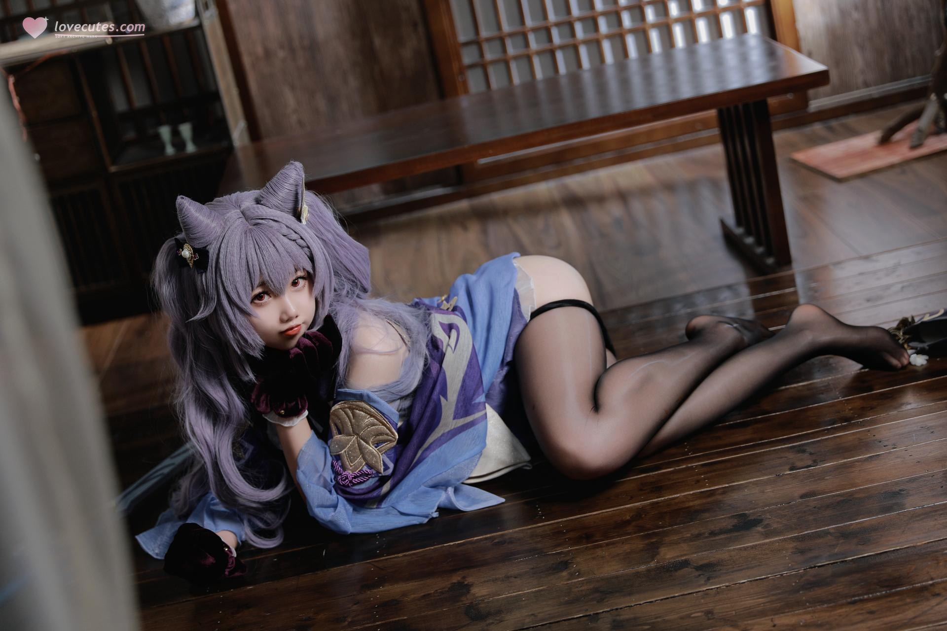 [cosplay] 雪琪SAMA - 原神 刻晴：ชุดเดรสผมสีม่วง ถุงน่องสีขาว ขาสวย 50P1V