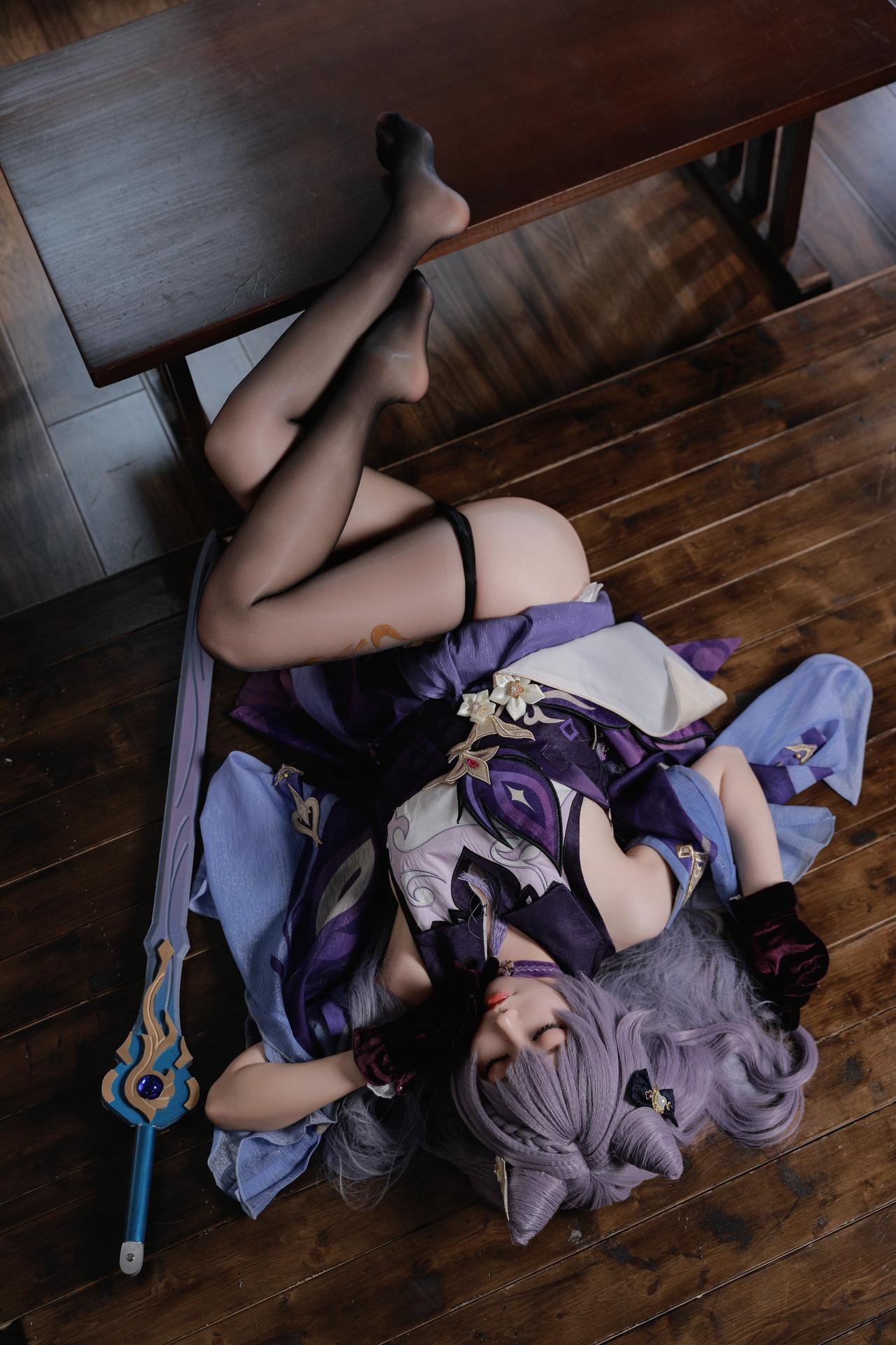 [cosplay] 雪琪SAMA - 原神 刻晴：紫发礼服白丝美腿 50P1V
