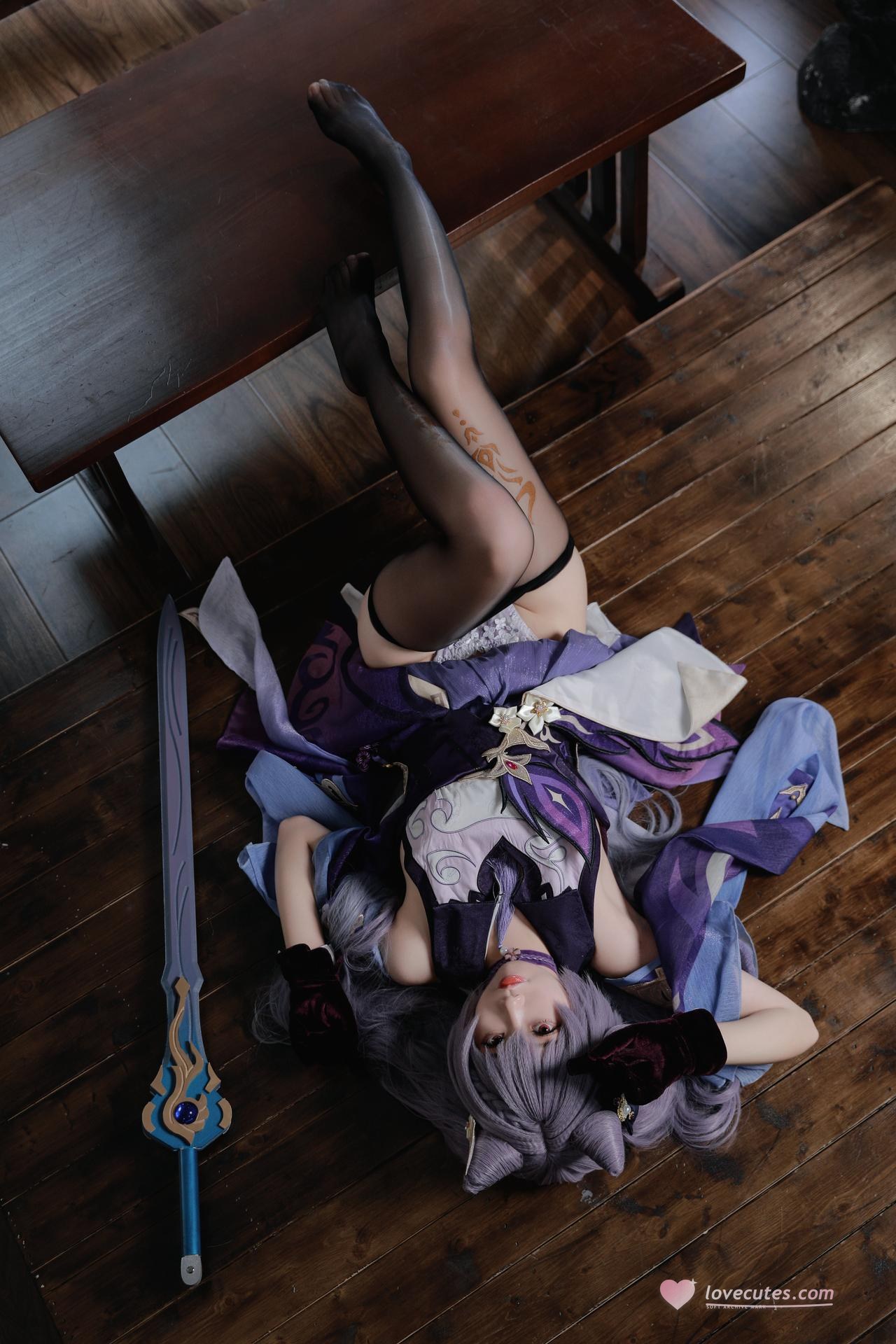 [cosplay] 雪琪SAMA - 原神 刻晴：紫发礼服白丝美腿 50P1V