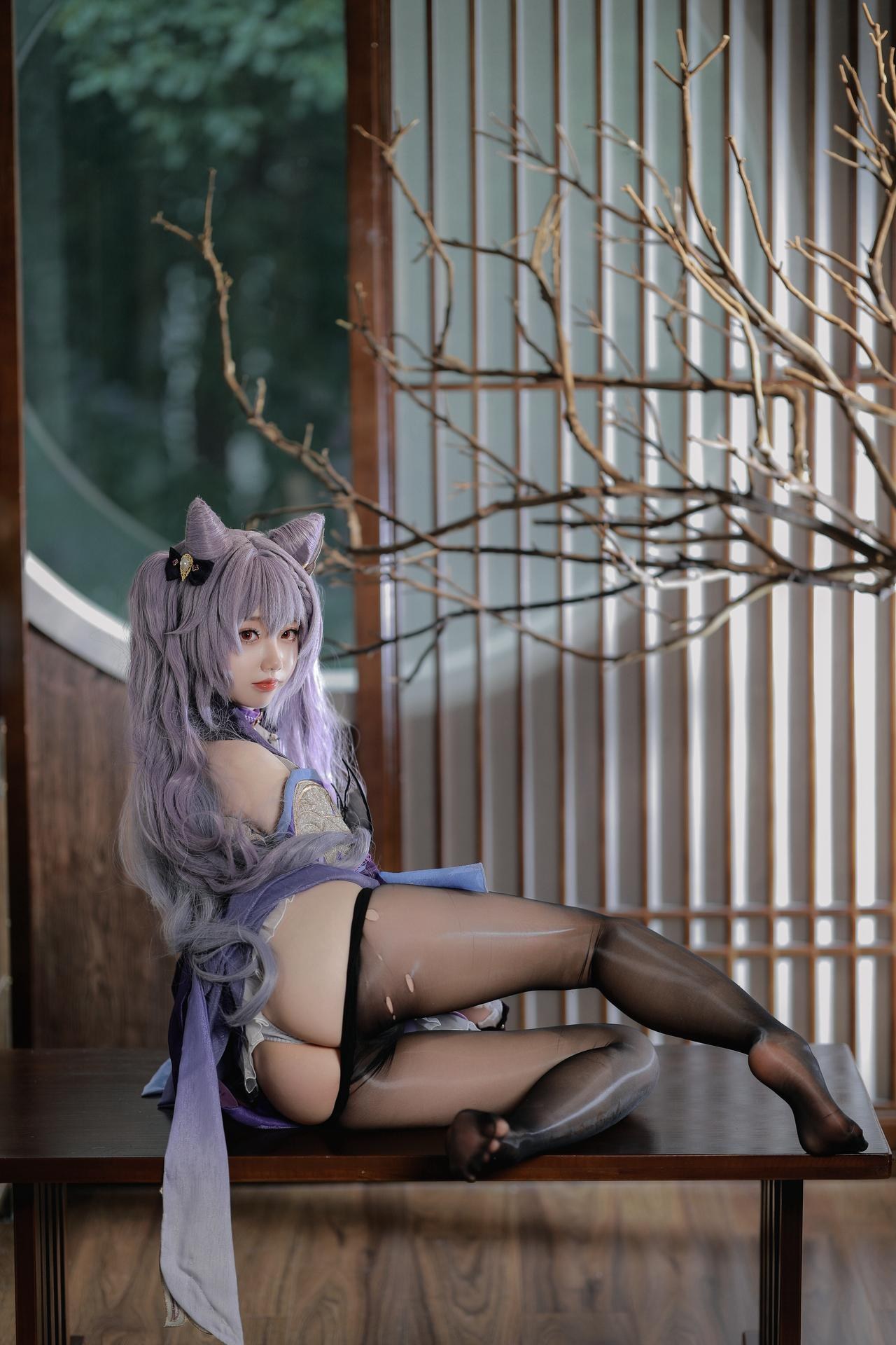 [cosplay] 雪琪SAMA - 原神 刻晴：紫髮禮服白絲美腿 50P1V