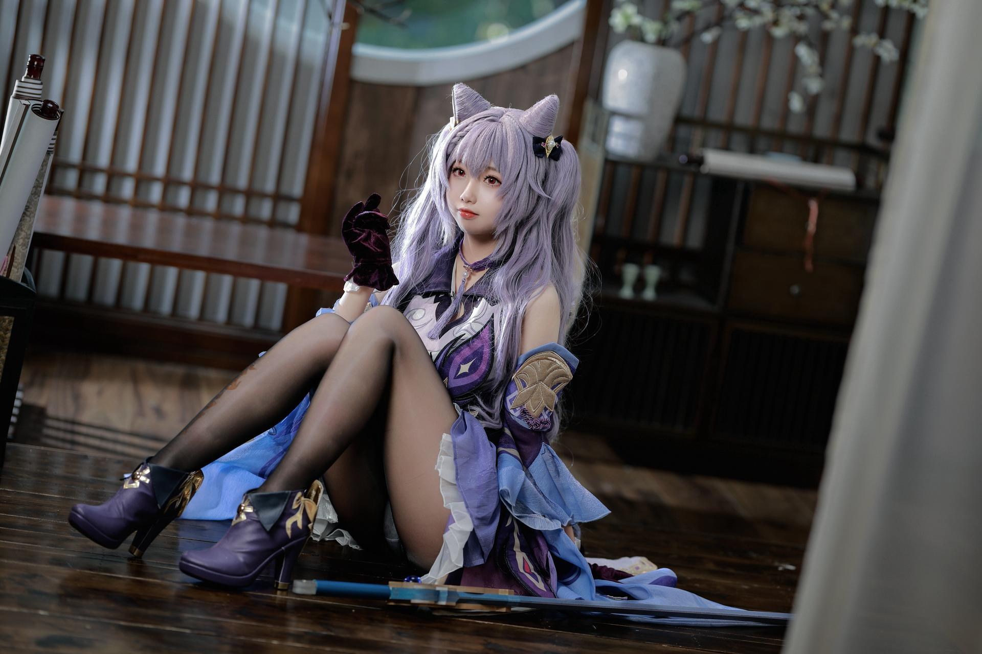 [cosplay] Xueqi SAMA - Genshin Impact Keqing: Purple-haired evening dress, white stockings, beautiful legs 50P1V