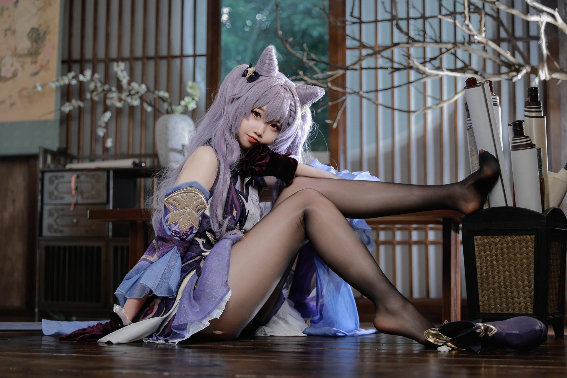 [cosplay] 雪琪SAMA - 原神 刻晴：紫发礼服白丝美腿 50P1V