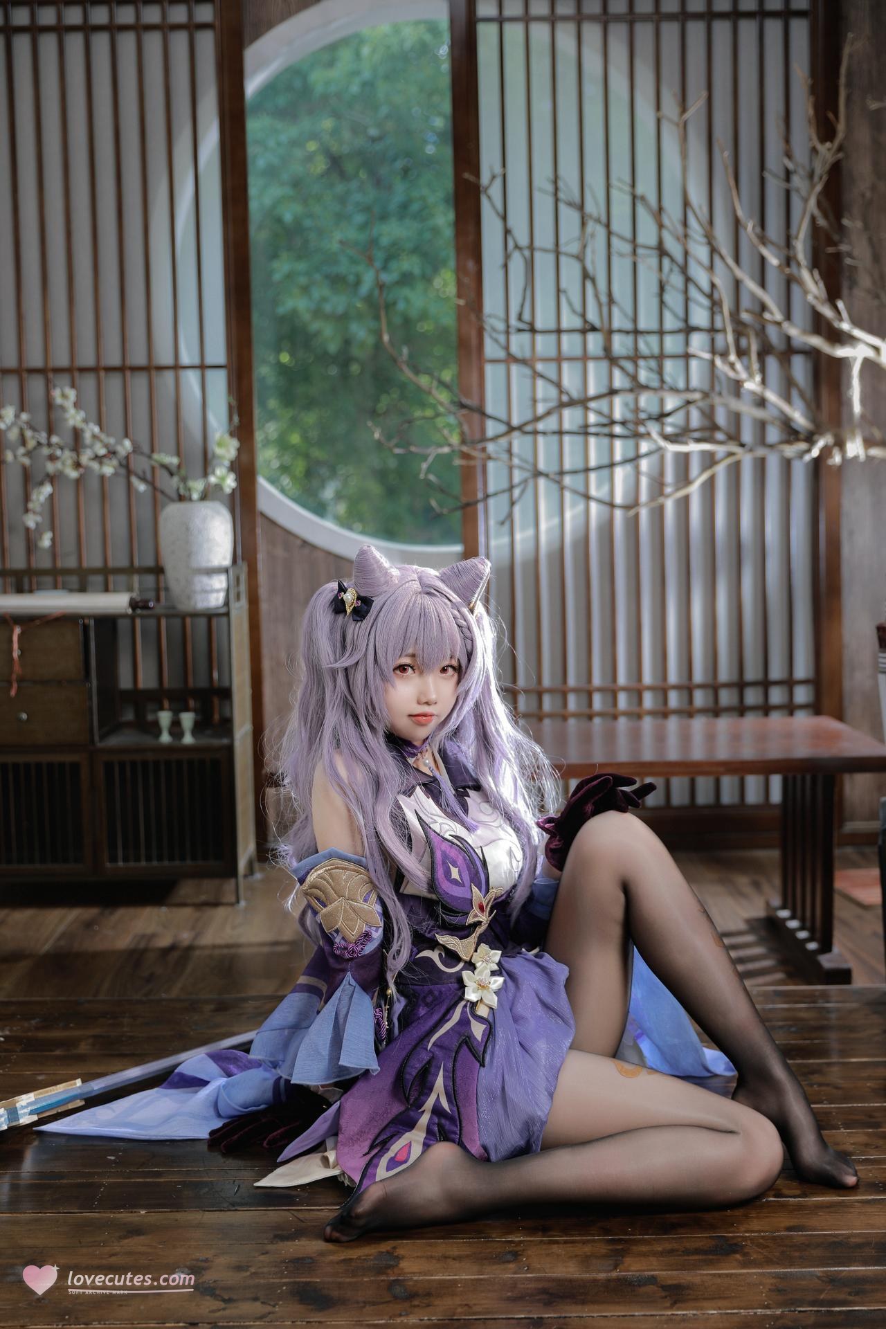 [cosplay] Xueqi SAMA - Genshin Impact Keqing: Purple-haired evening dress, white stockings, beautiful legs 50P1V