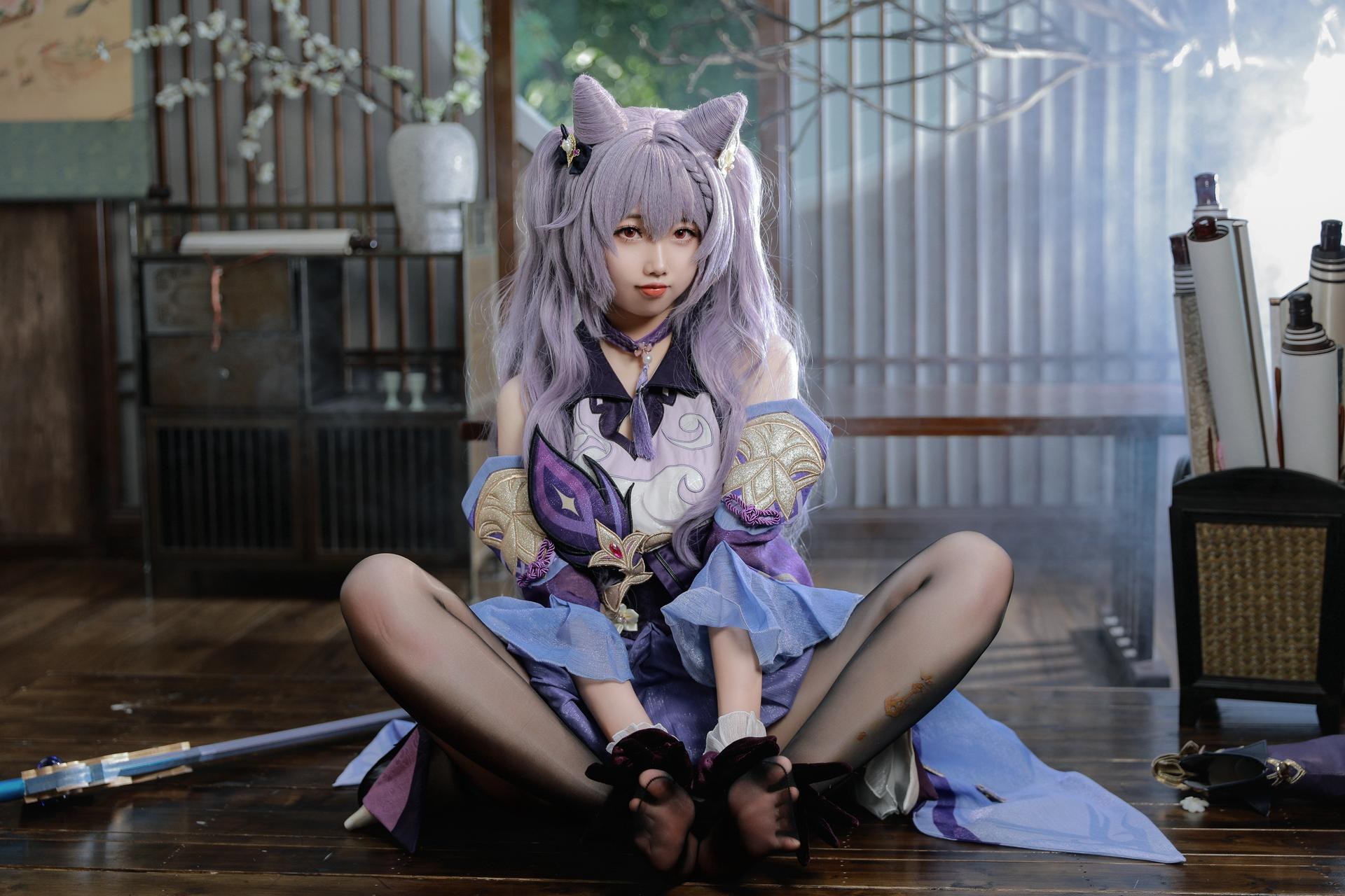 [cosplay] 雪琪SAMA - 原神 刻晴：紫髮禮服白絲美腿 50P1V