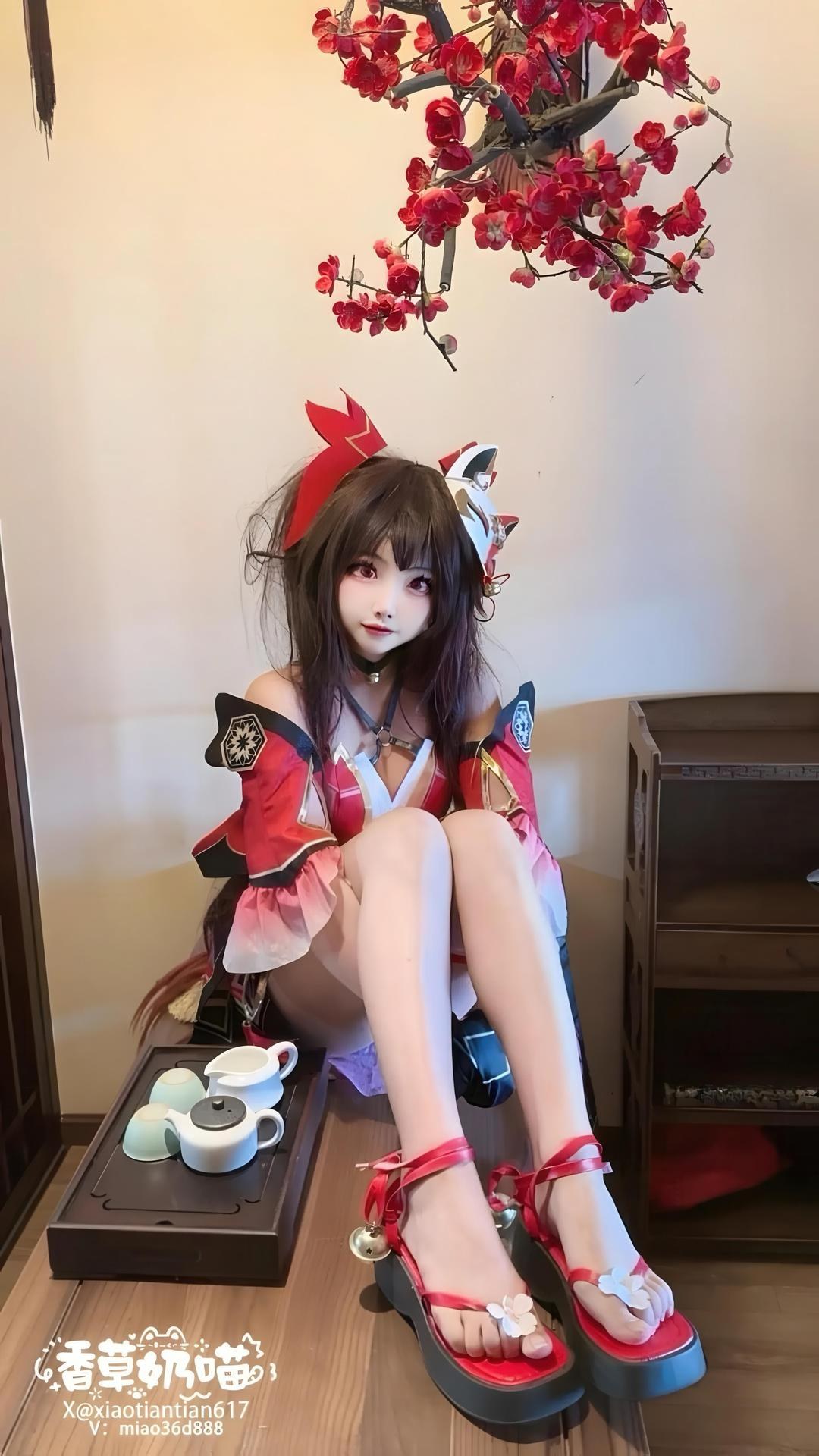 [cosplay] 香草奶喵 - 崩坏星穹铁道 花火：ชุดกระโปรงแดง ผมทวินเทล ขาเรียวสมจริง 70P