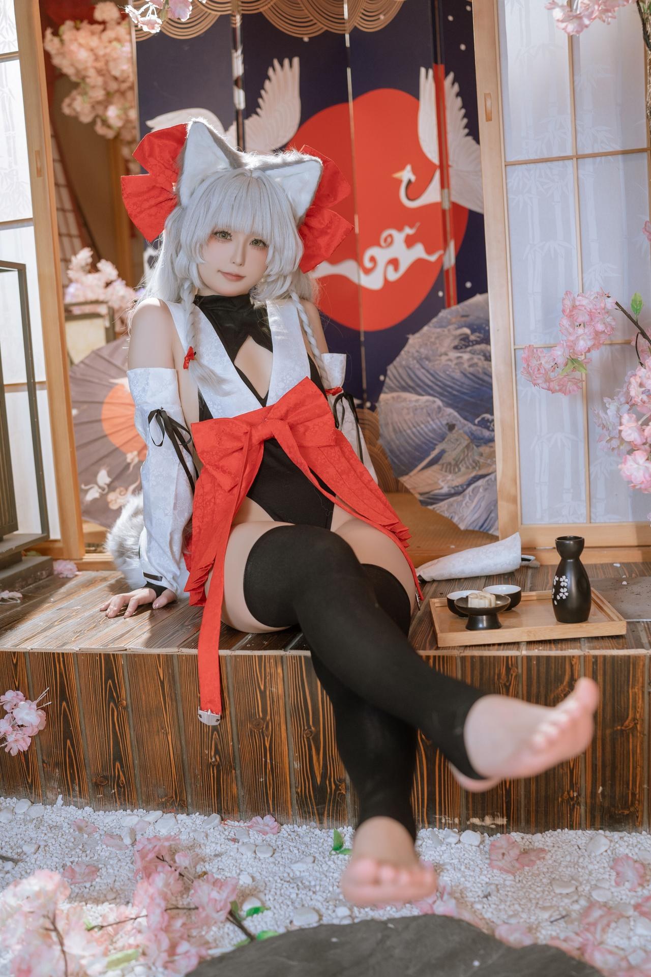 [cosplay] Quan冉有点饿 - 朝凪: ชุดมิโกะสีขาวแดงหูจิ้งจอก ถุงน่องดำ ขาเรียวสมจริง 87P