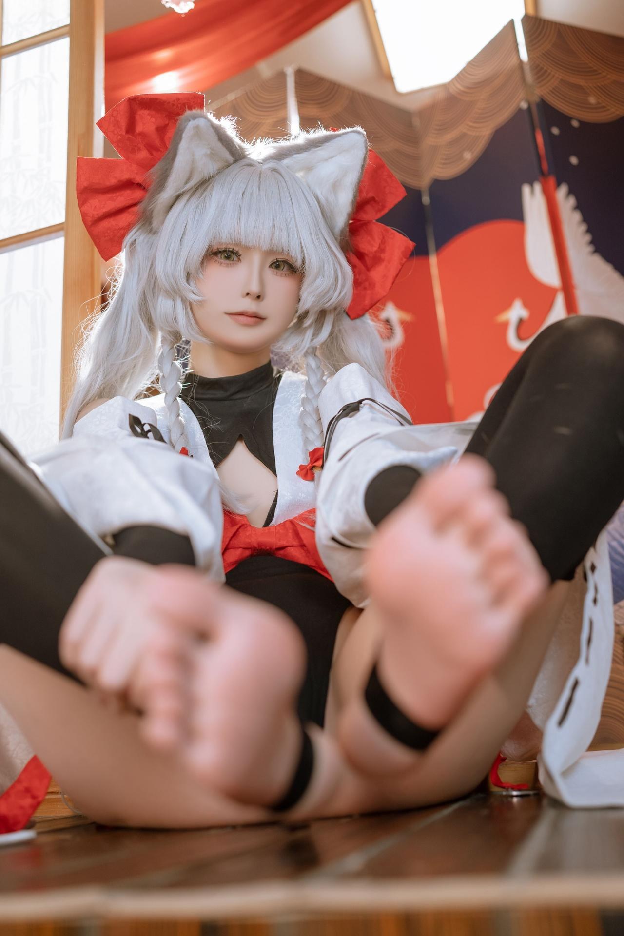 [cosplay] Quan冉有点饿 - 朝凪: ชุดมิโกะสีขาวแดงหูจิ้งจอก ถุงน่องดำ ขาเรียวสมจริง 87P