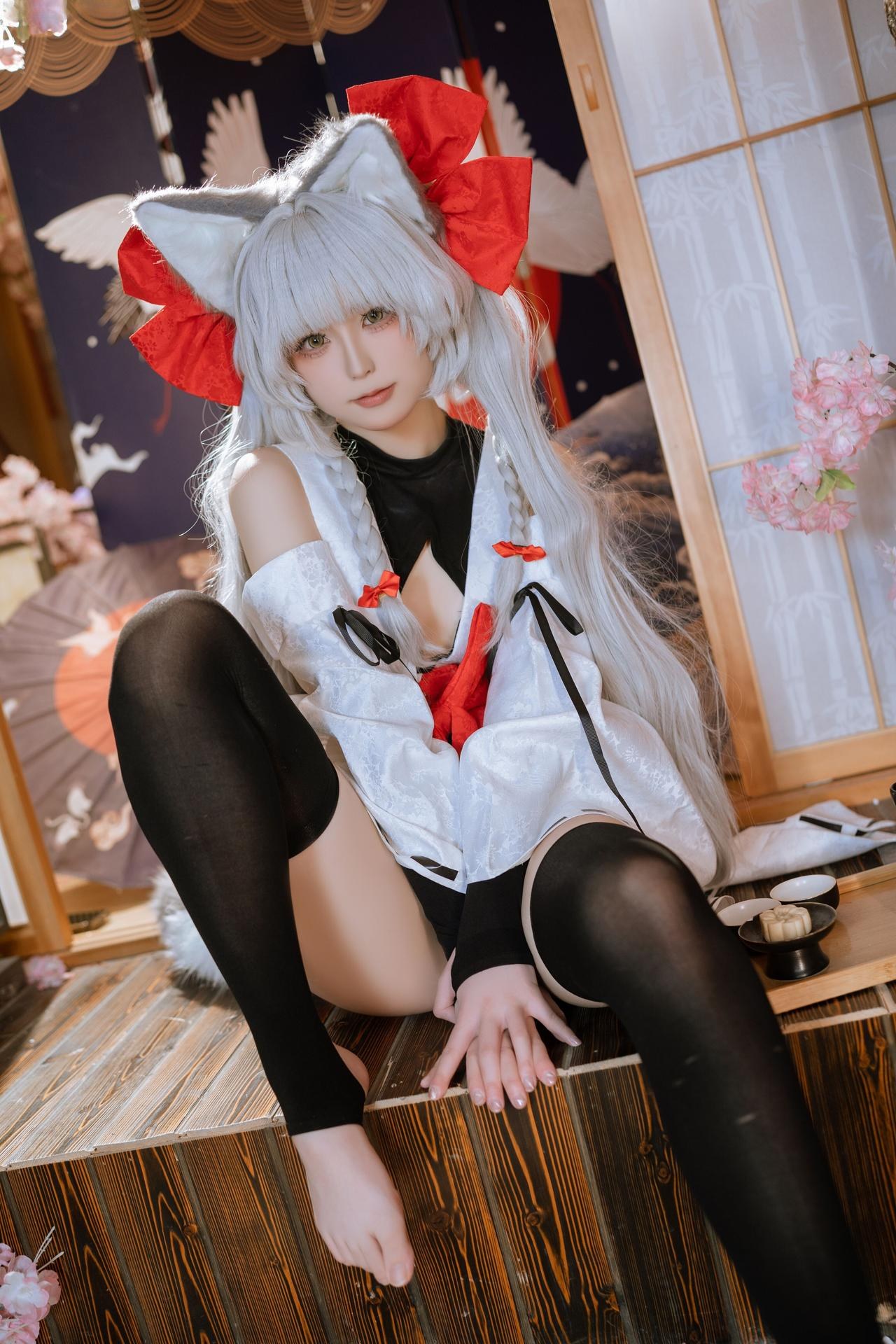 [cosplay] Quan冉有点饿 - 朝凪: ชุดมิโกะสีขาวแดงหูจิ้งจอก ถุงน่องดำ ขาเรียวสมจริง 87P