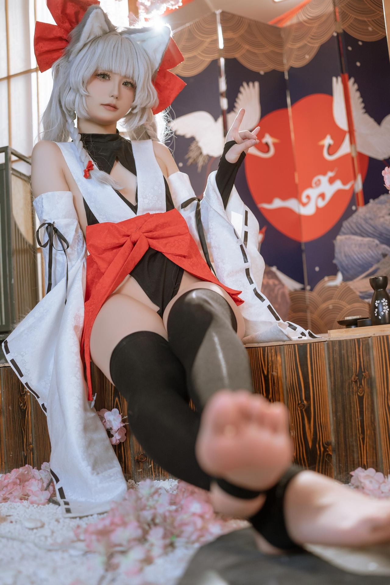 [cosplay] Quan冉有点饿 - 朝凪：Cô gái mèo tai cáo váy vu nữ đỏ trắng tất đen chân đẹp tái hiện 87P