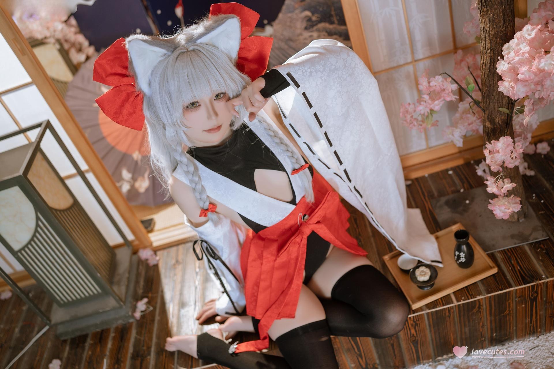 [cosplay] Quan冉有点饿 - 朝凪：Cô gái mèo tai cáo váy vu nữ đỏ trắng tất đen chân đẹp tái hiện 87P