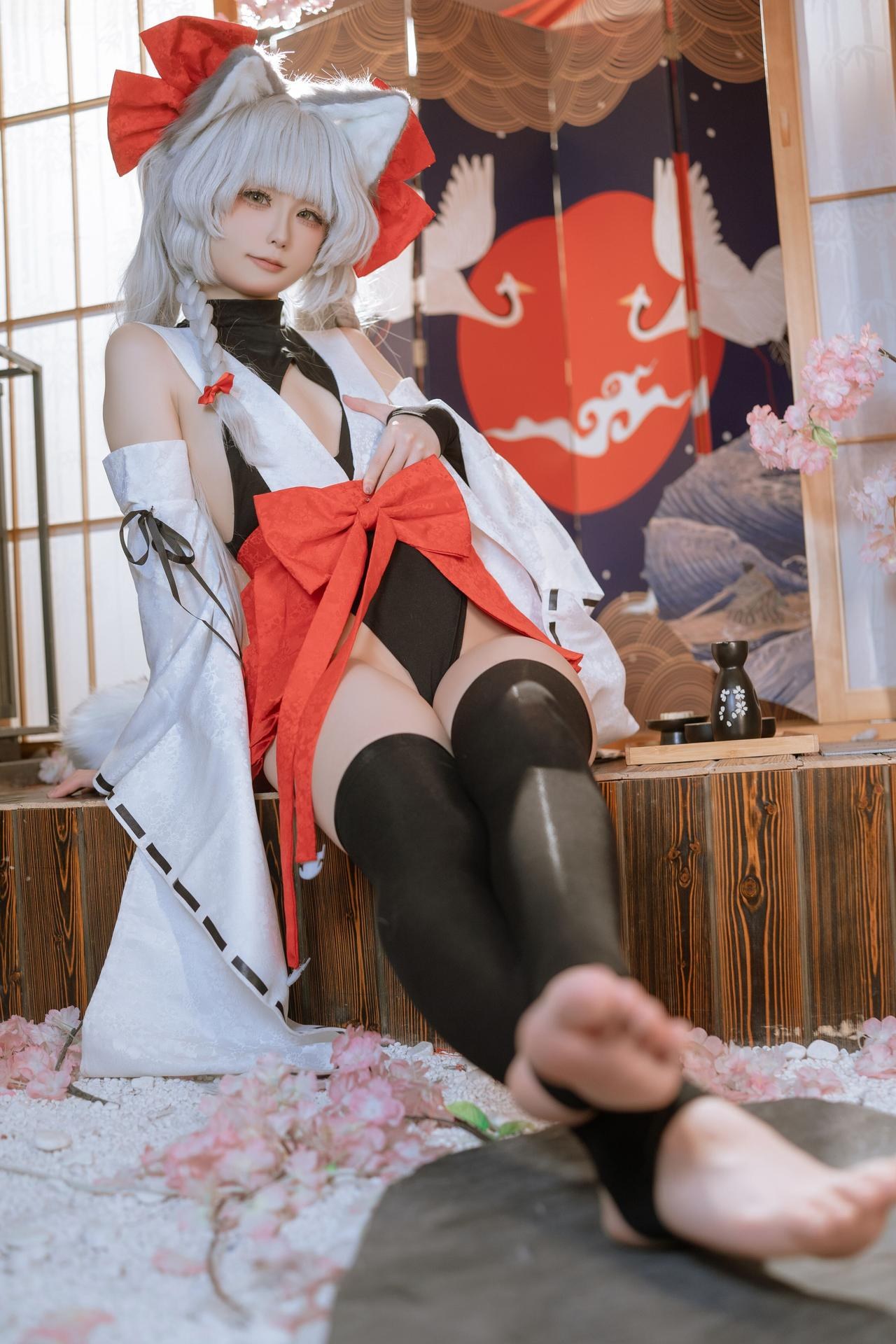 [cosplay] Quan冉有点饿 - 朝凪：Cô gái mèo tai cáo váy vu nữ đỏ trắng tất đen chân đẹp tái hiện 87P