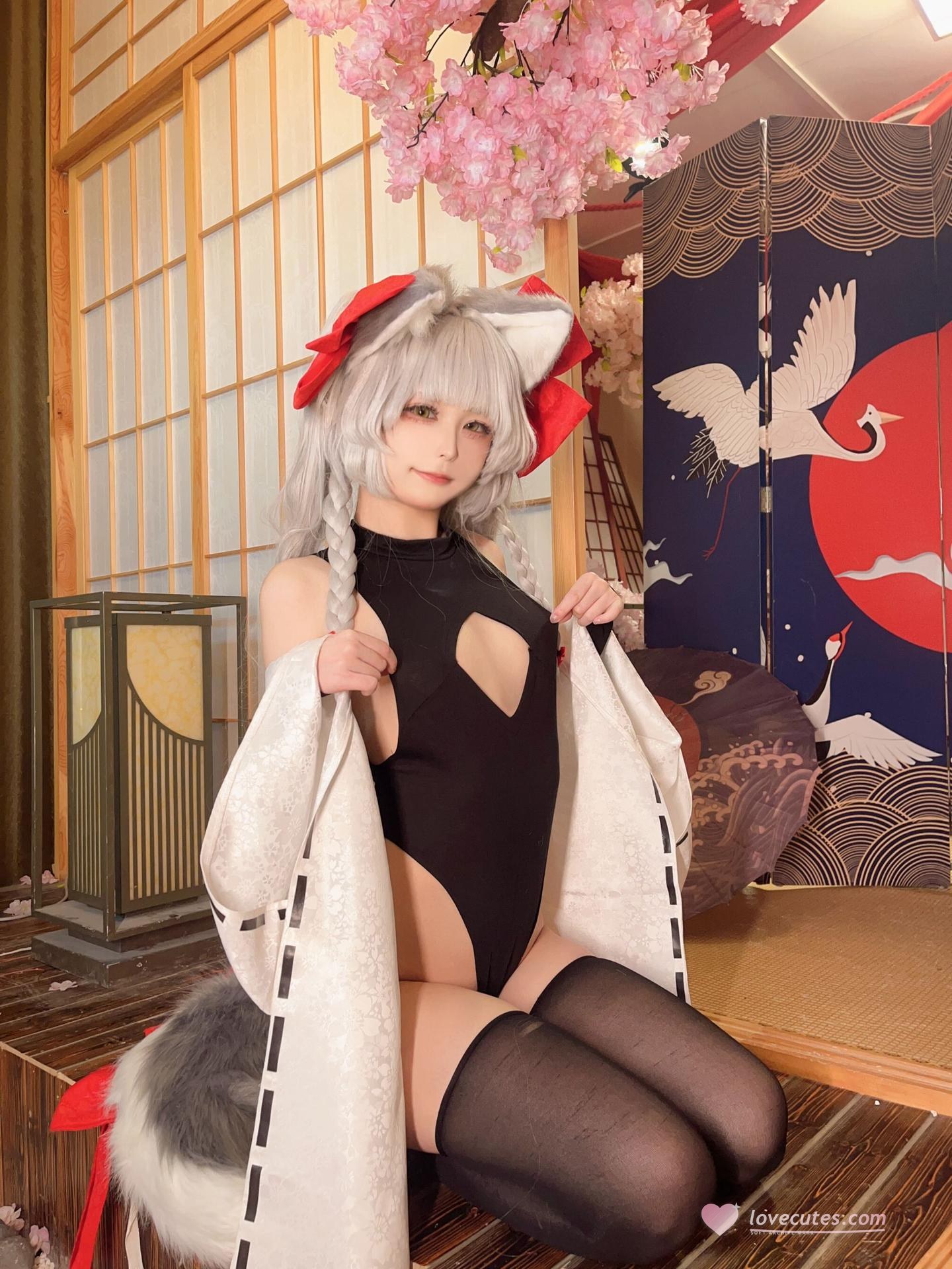 [cosplay] Quan冉有点饿 - 朝凪：Cô gái mèo tai cáo váy vu nữ đỏ trắng tất đen chân đẹp tái hiện 87P