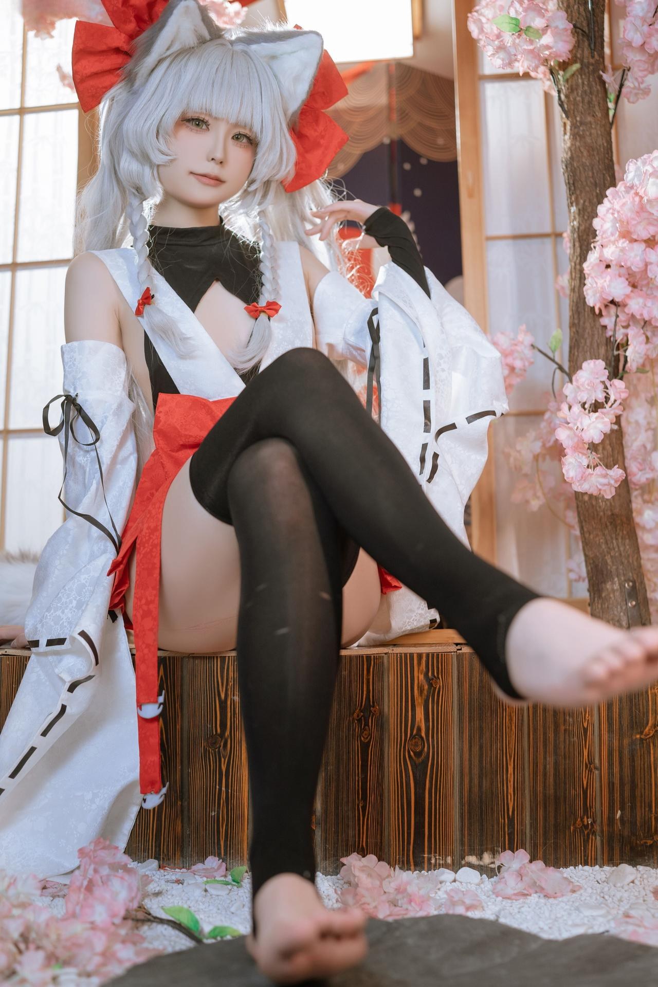 [cosplay] Quan冉有点饿 - 朝凪：Cô gái mèo tai cáo váy vu nữ đỏ trắng tất đen chân đẹp tái hiện 87P