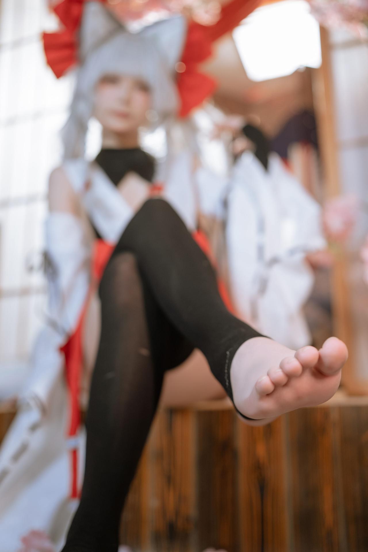 [cosplay] Quan冉有点饿 - 朝凪：Cô gái mèo tai cáo váy vu nữ đỏ trắng tất đen chân đẹp tái hiện 87P