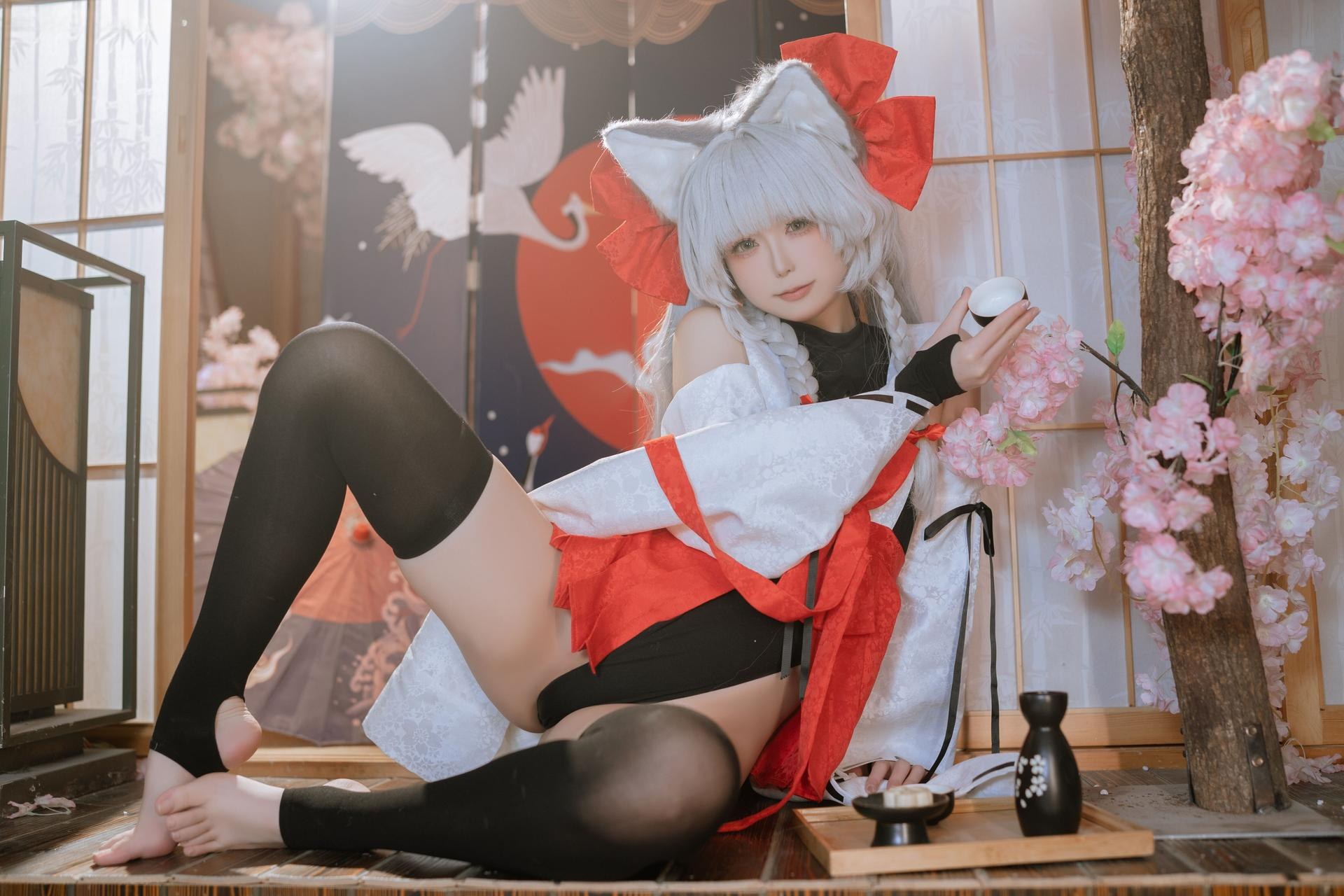 [cosplay] Quan冉有点饿 - 朝凪：狐耳红白巫女装 黑丝美腿还原 87P