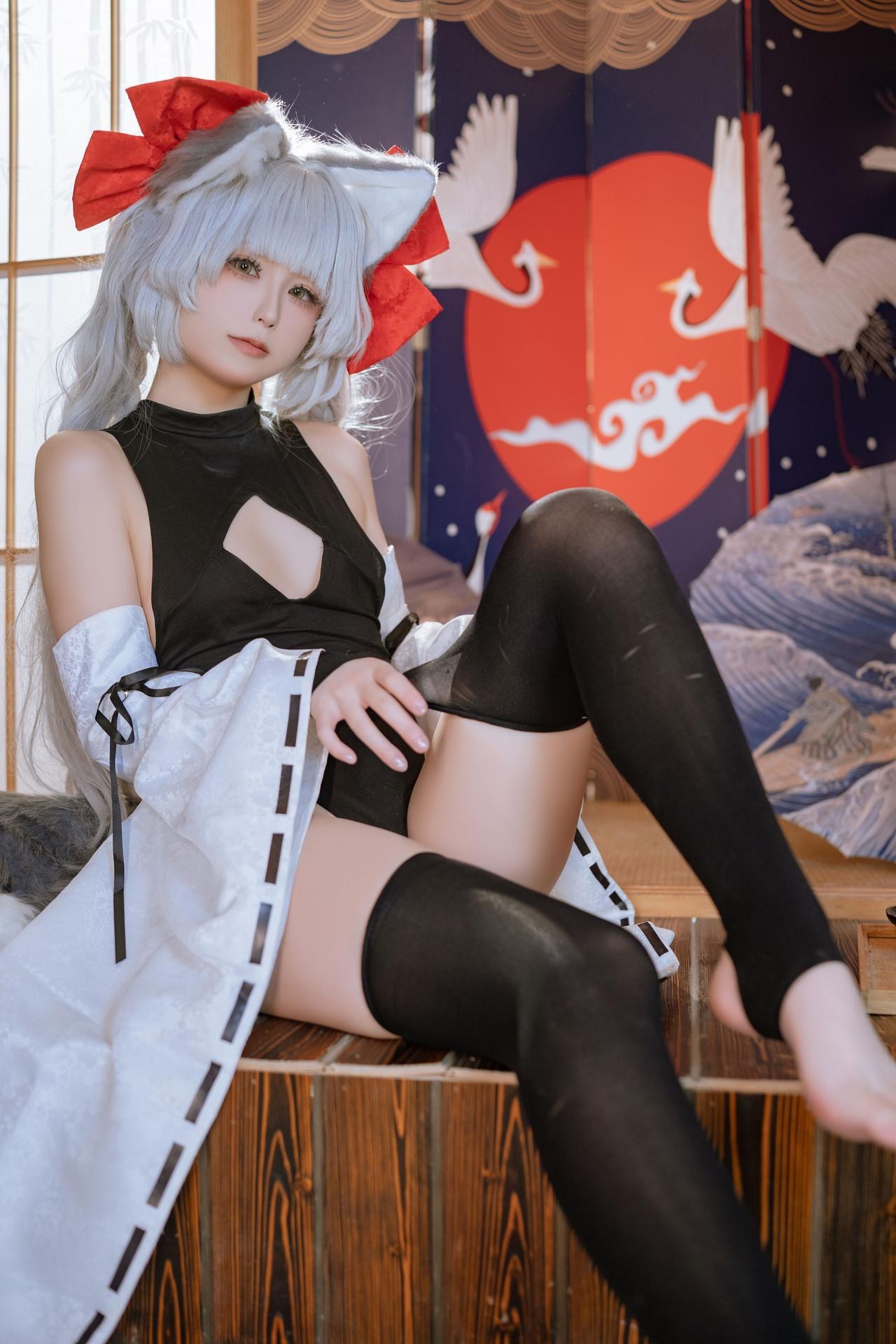 [cosplay] Quan冉有点饿 - 朝凪：Cô gái mèo tai cáo váy vu nữ đỏ trắng tất đen chân đẹp tái hiện 87P