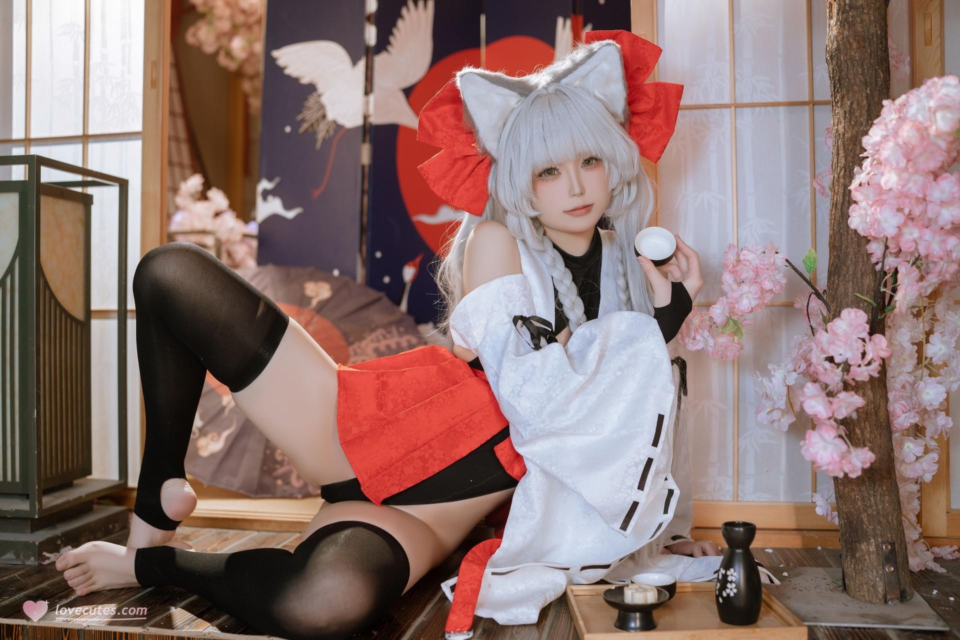 [cosplay] Quan冉有点饿 - 朝凪：狐耳红白巫女装 黑丝美腿还原 87P