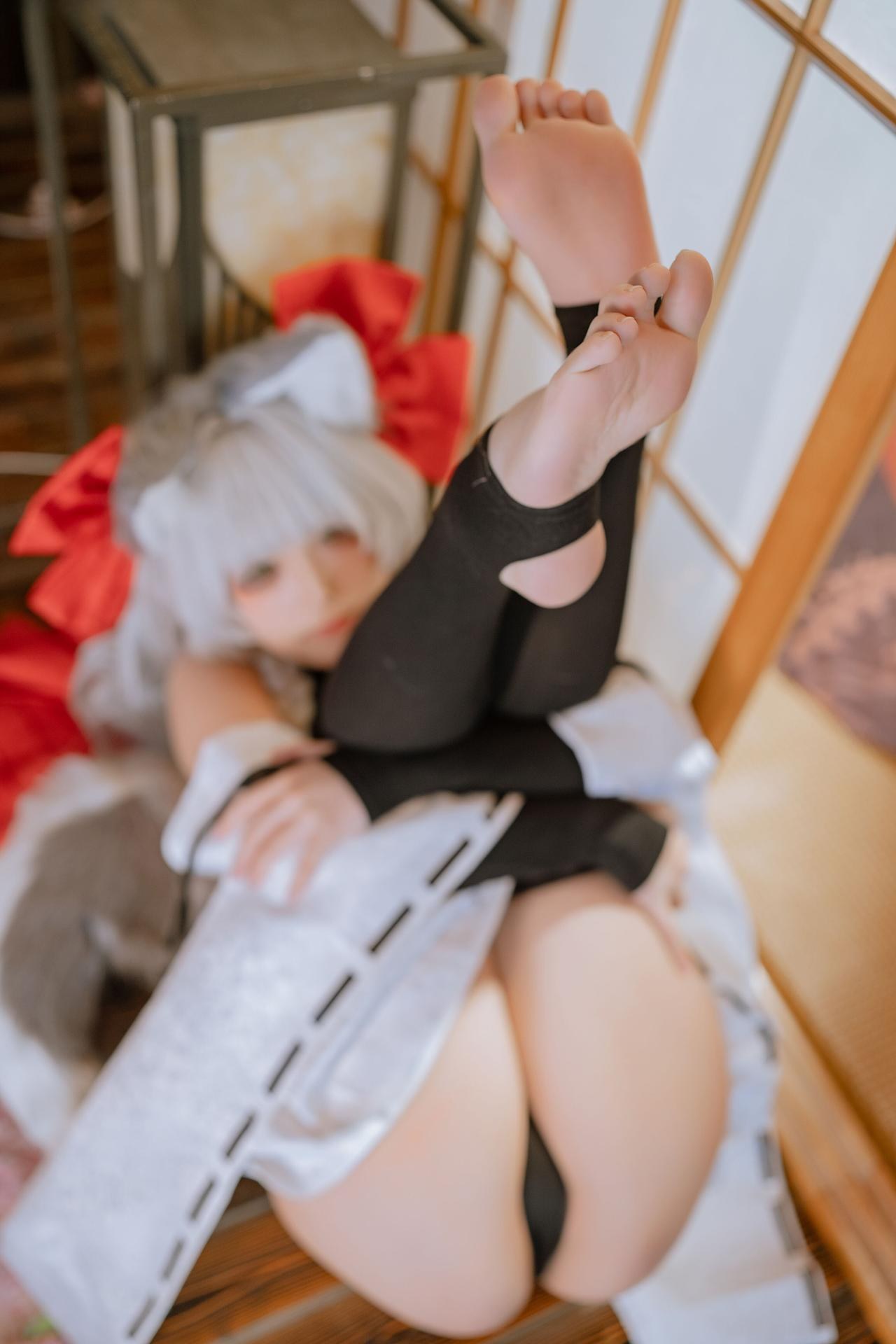 [cosplay] Quan冉有点饿 - 朝凪：狐耳紅白巫女裝 黑絲美腿還原 87P