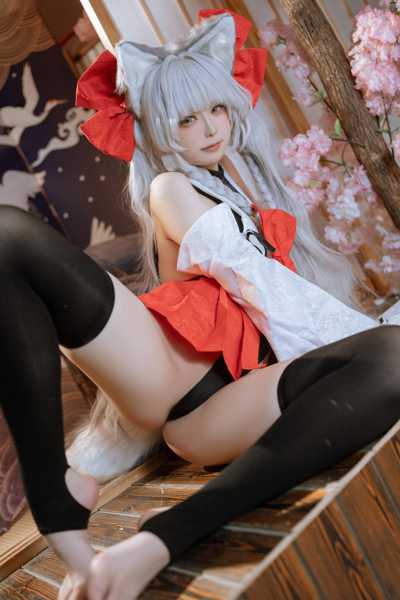 [cosplay] Quan冉有点饿 - 朝凪：狐耳紅白巫女裝 黑絲美腿還原 87P