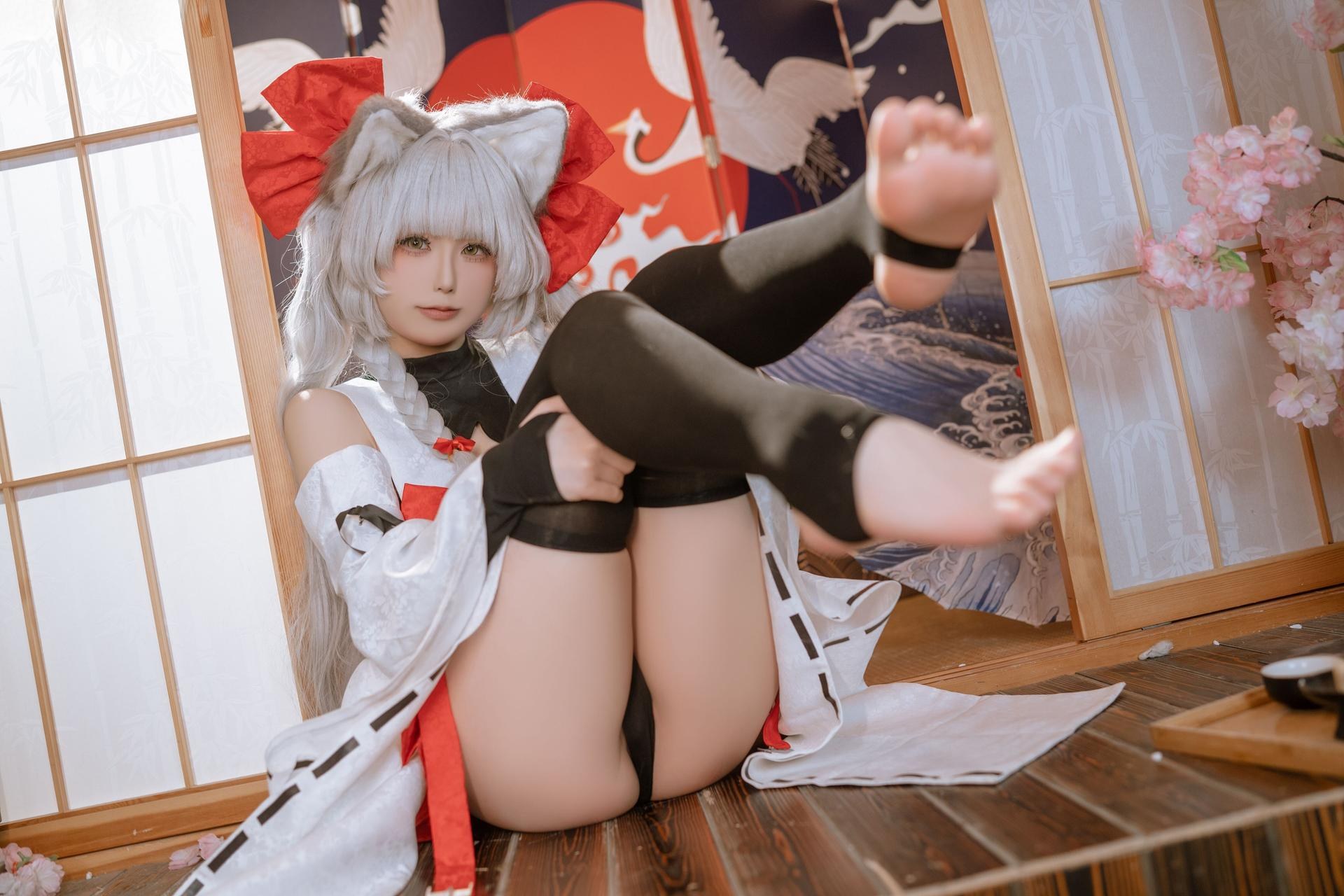 [cosplay] Quan冉有点饿 - 朝凪：狐耳紅白巫女裝 黑絲美腿還原 87P