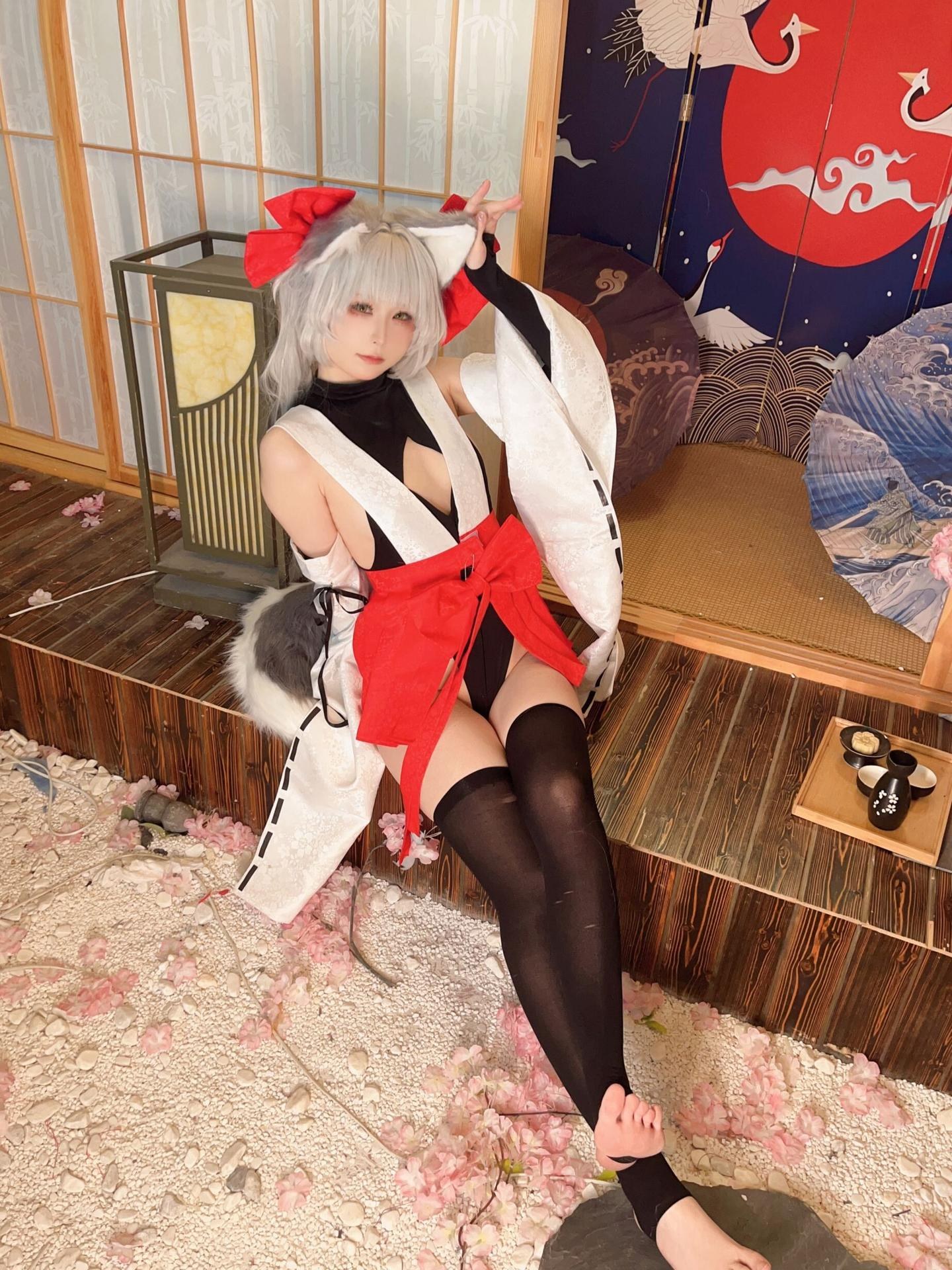 [cosplay] Quan冉有点饿 - 朝凪：Cô gái mèo tai cáo váy vu nữ đỏ trắng tất đen chân đẹp tái hiện 87P
