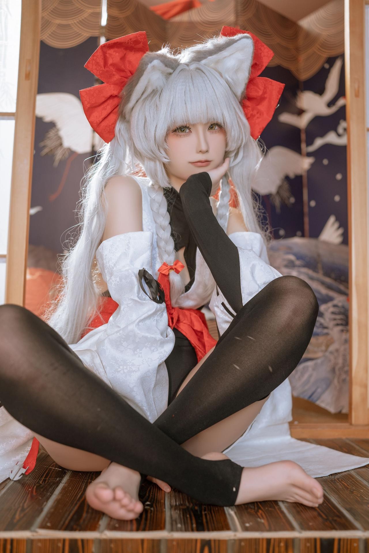 [cosplay] Quan冉有点饿 - 朝凪：Cô gái mèo tai cáo váy vu nữ đỏ trắng tất đen chân đẹp tái hiện 87P