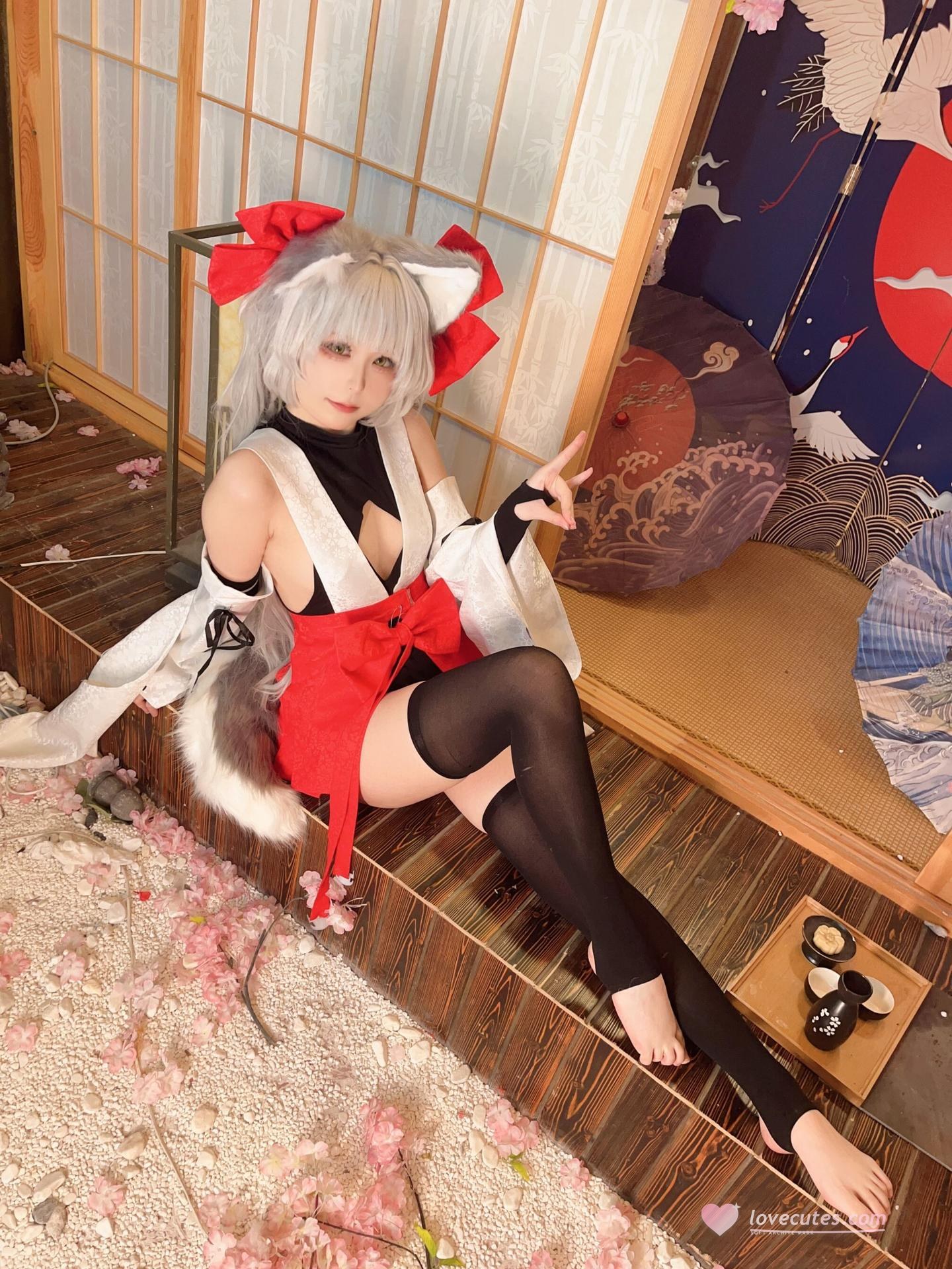 [cosplay] Quan冉有点饿 - 朝凪：Cô gái mèo tai cáo váy vu nữ đỏ trắng tất đen chân đẹp tái hiện 87P