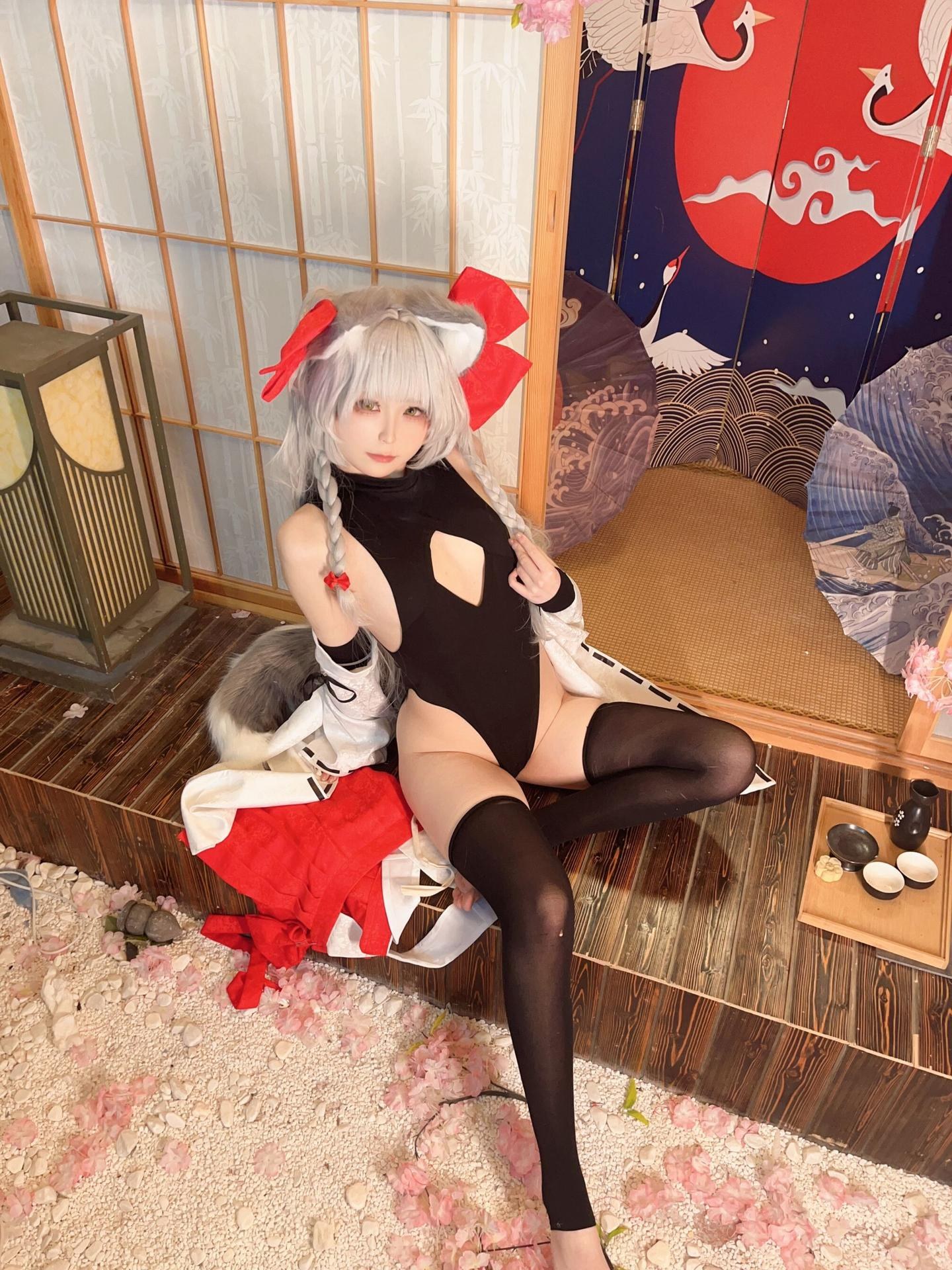 [cosplay] Quan冉有点饿 - 朝凪：Cô gái mèo tai cáo váy vu nữ đỏ trắng tất đen chân đẹp tái hiện 87P