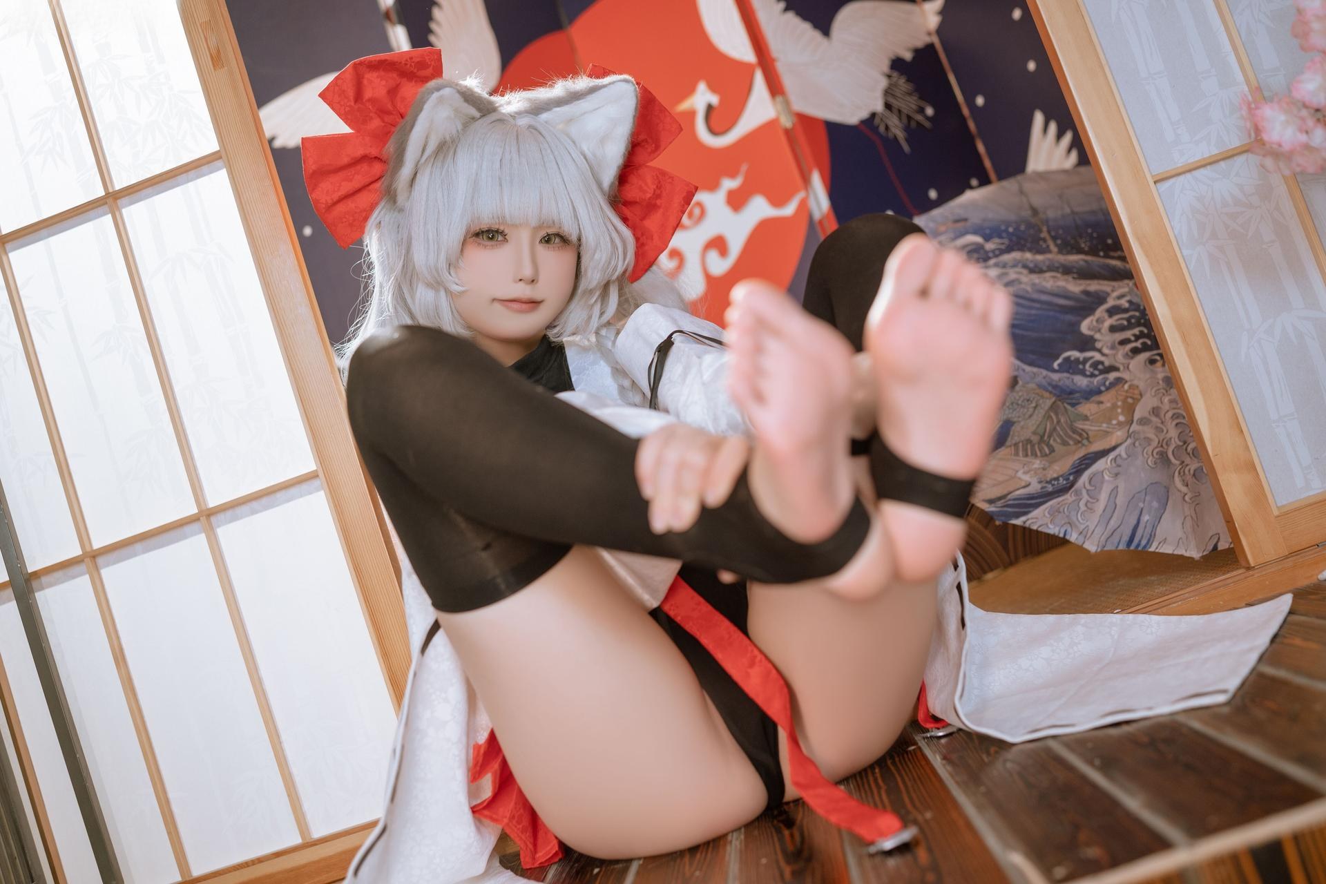 [cosplay] Quan冉有点饿 - 朝凪：狐耳红白巫女装 黑丝美腿还原 87P