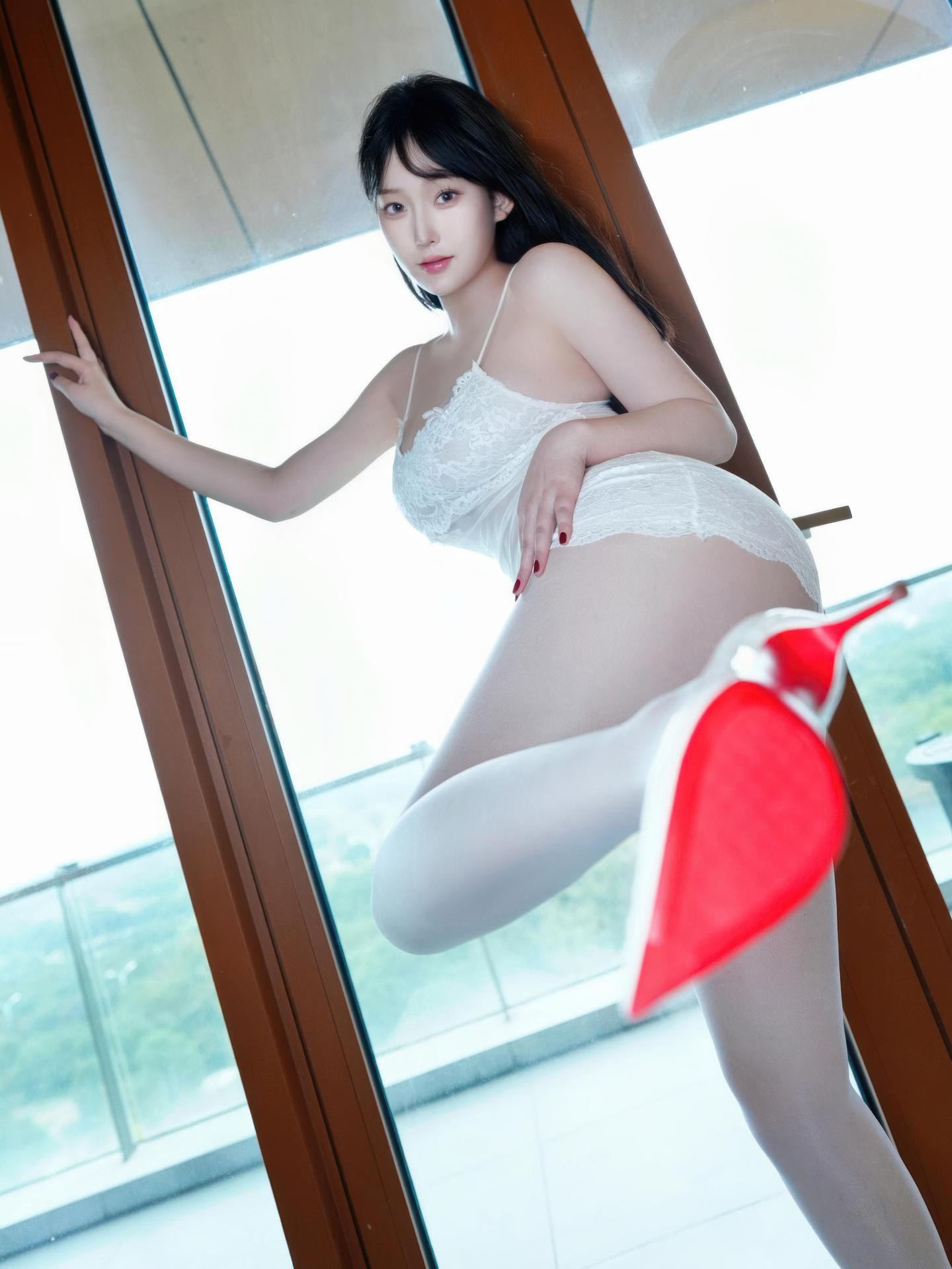 [模特] 李沁恩lrene&金允希Yuki - 秀人网模特 双人黑白睡衣：内购无水印黑丝美腿 85P