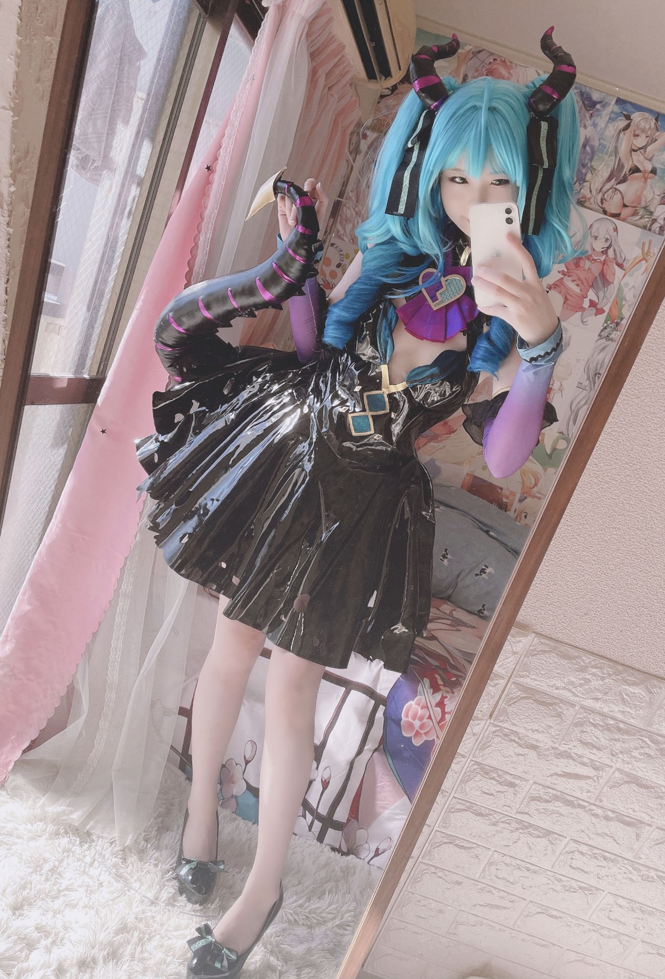 [cosplay] 习呆呆 - 小恶魔初音：蓝发露点大尺度还原 26P