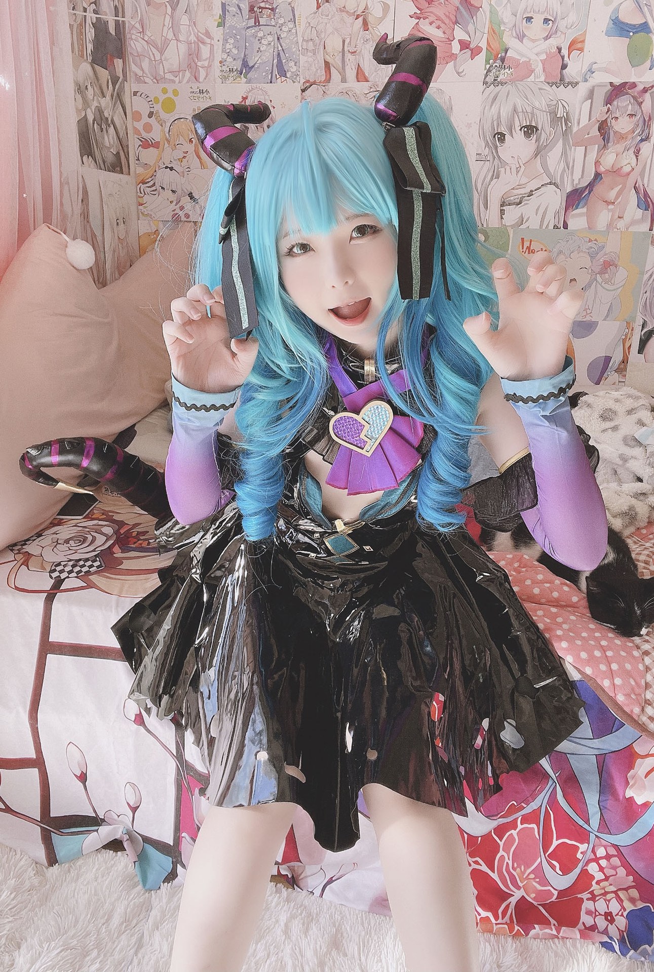 [cosplay] 习呆呆 - 小恶魔初音：蓝发露点大尺度还原 26P