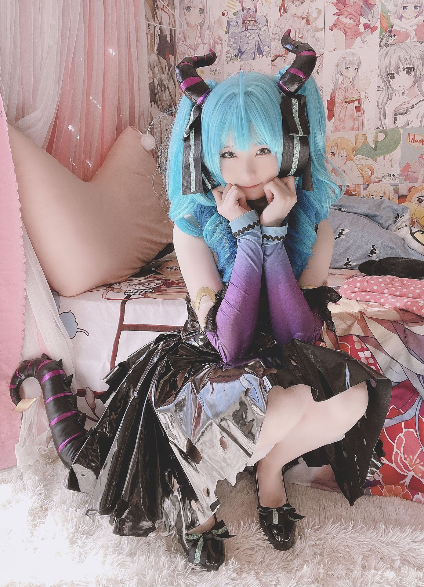 [cosplay] 习呆呆 - 小恶魔初音：蓝发露点大尺度还原 26P