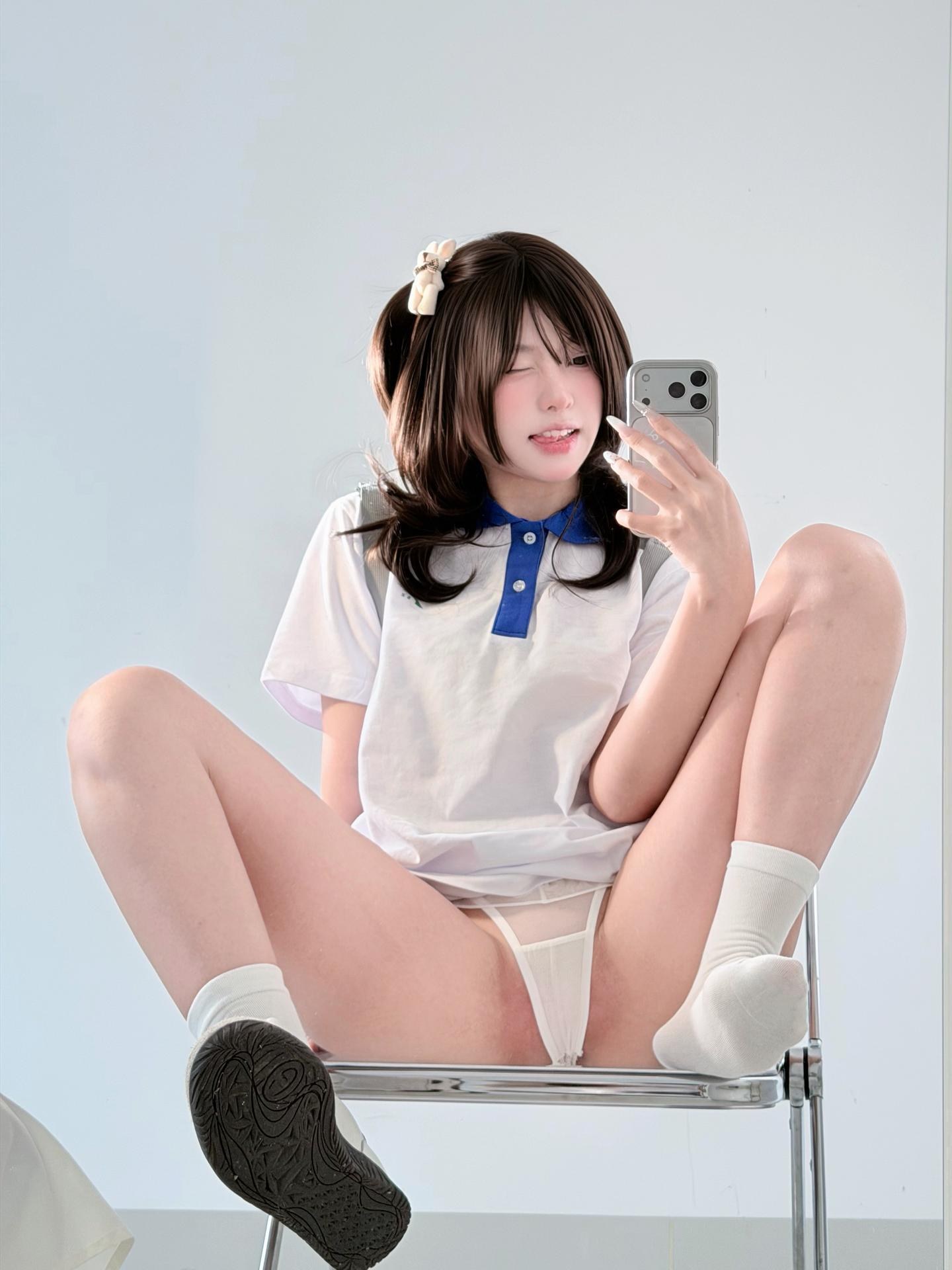 [私房] 真宝 - สาวหวานชุดนักเรียน: ชุดนักเรียนสีน้ำเงินขาว ถุงเท้าขาว ถ่ายเซลฟี่ ขาเรียว 71P2V