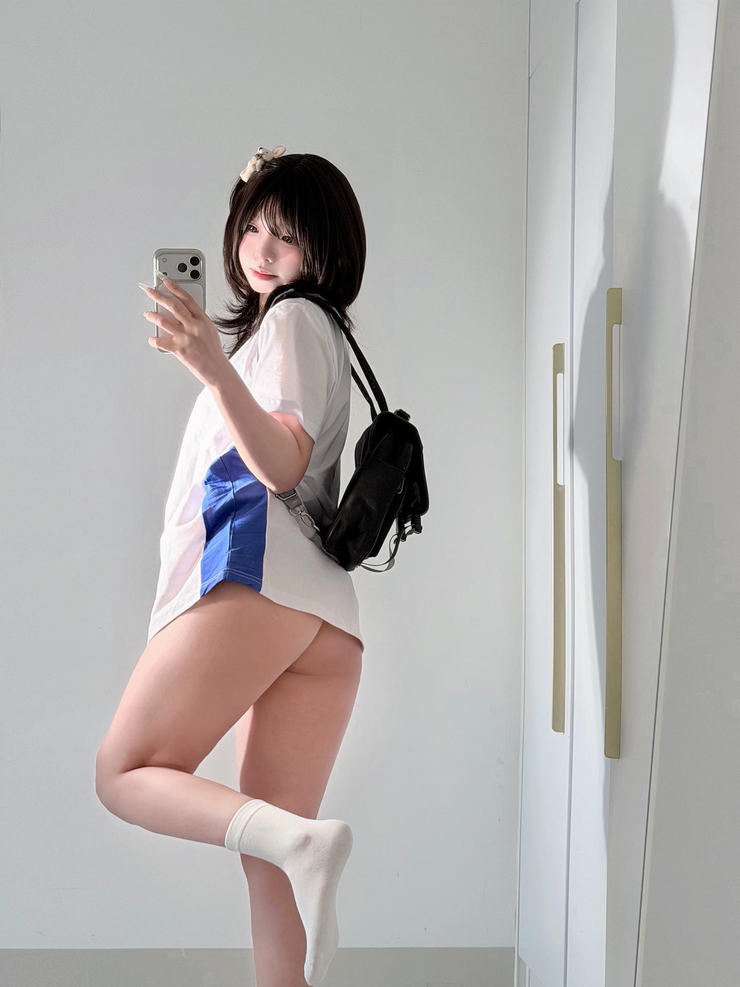 [私房] 真宝 - 校服甜妹：蓝白校服白袜自拍美腿 71P2V
