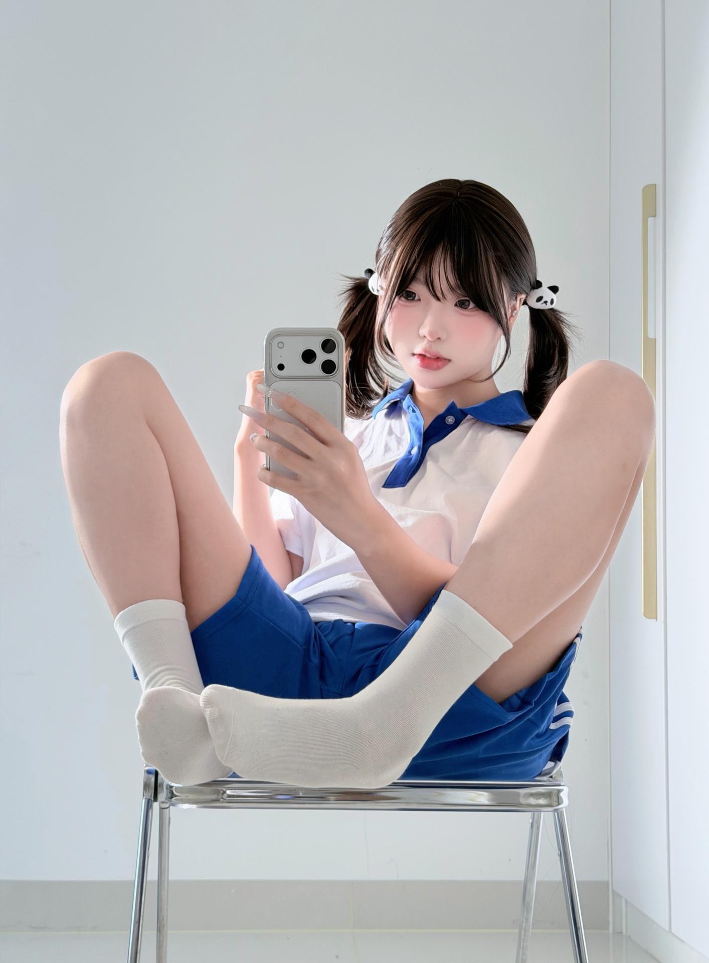 [私房] 真宝 - 校服甜妹：蓝白校服白袜自拍美腿 71P2V