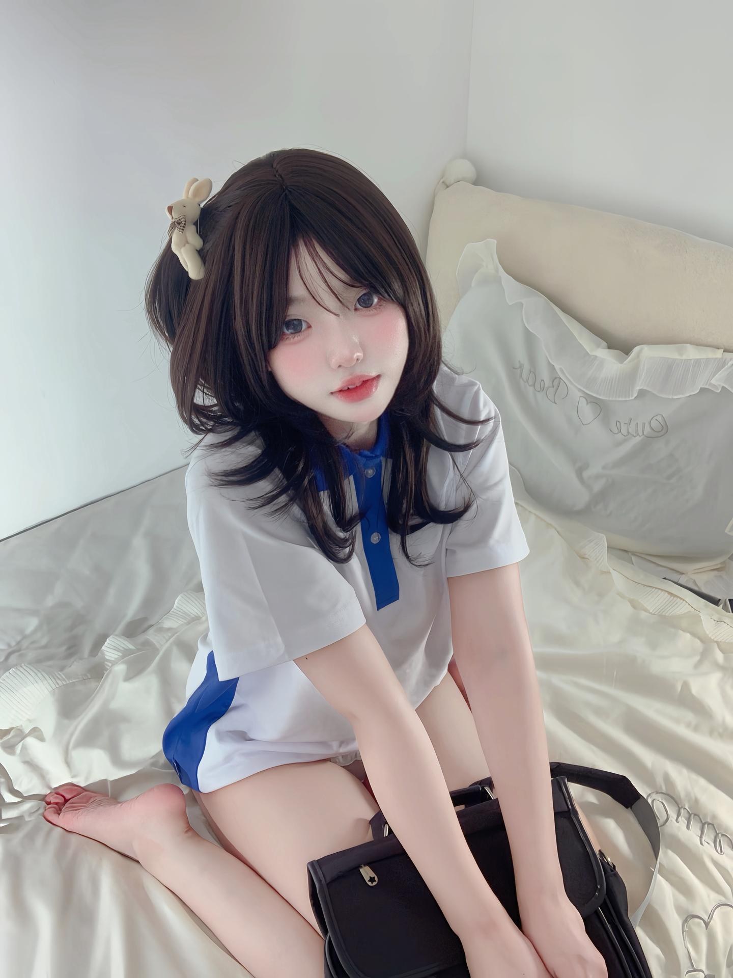[私房] 真宝 - 校服甜妹：蓝白校服白袜自拍美腿 71P2V