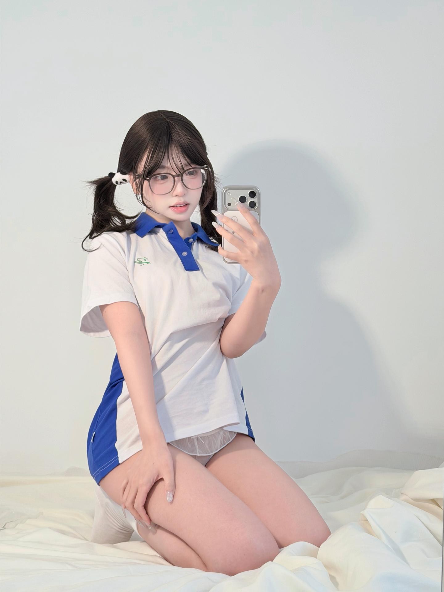 [私房] 真宝 - 校服甜妹：蓝白校服白袜自拍美腿 71P2V