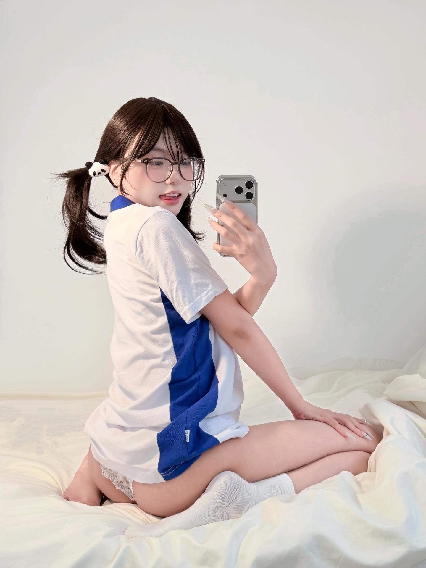 [私房] 真宝 - 校服甜妹：蓝白校服白袜自拍美腿 71P2V