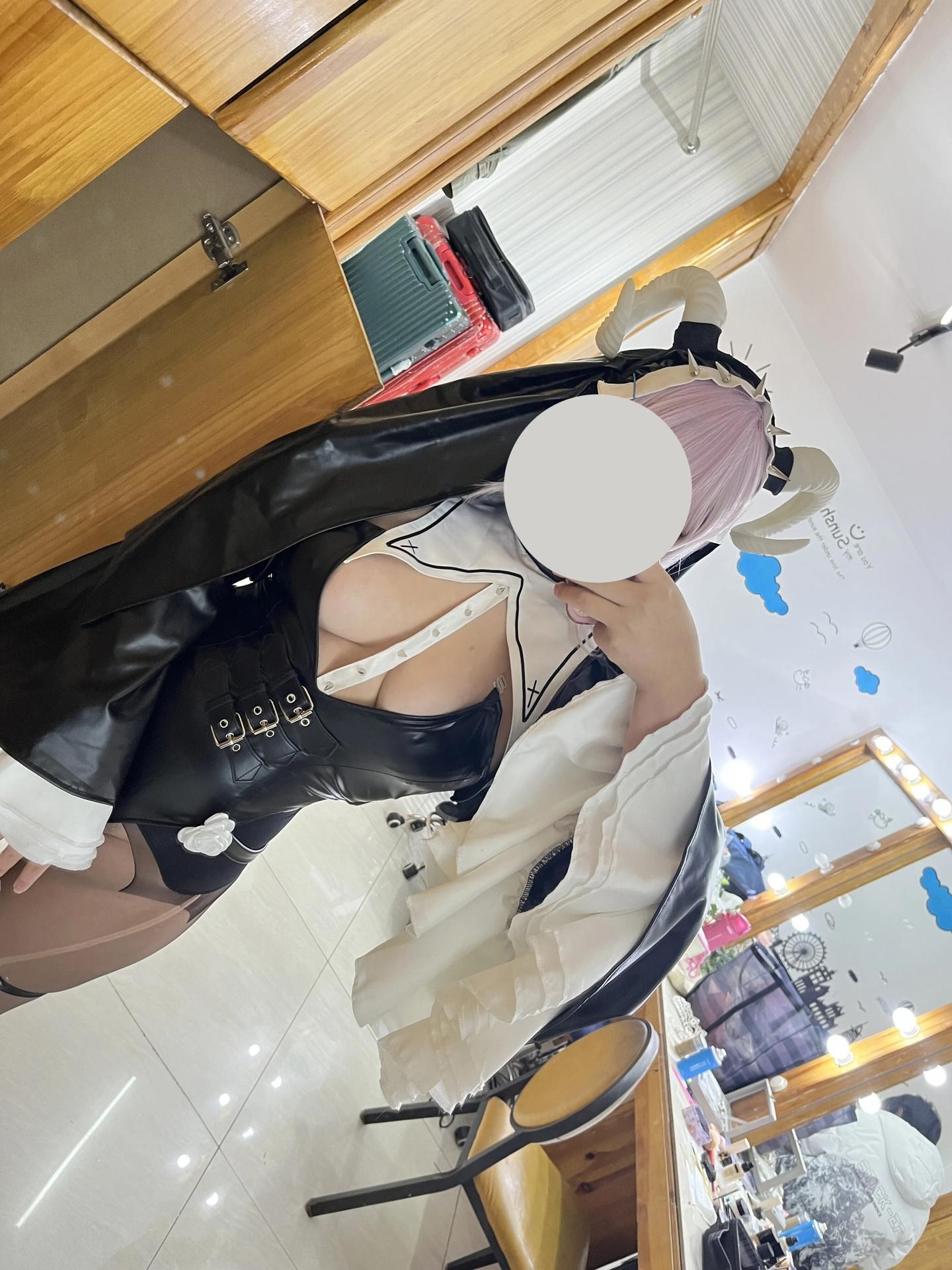 [私房] 阿半今天很开心 - 开裆裤恶魔：黑白恶魔装高衩黑丝 75P2V