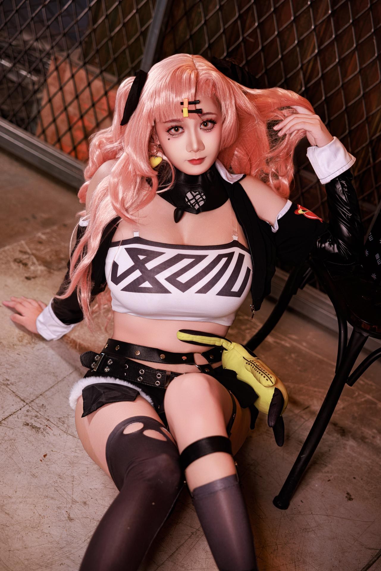[cosplay] 阿雪雪 - NIKKE胜利女神 妮可：粉发街头夹克黑丝大尺度 92P1V