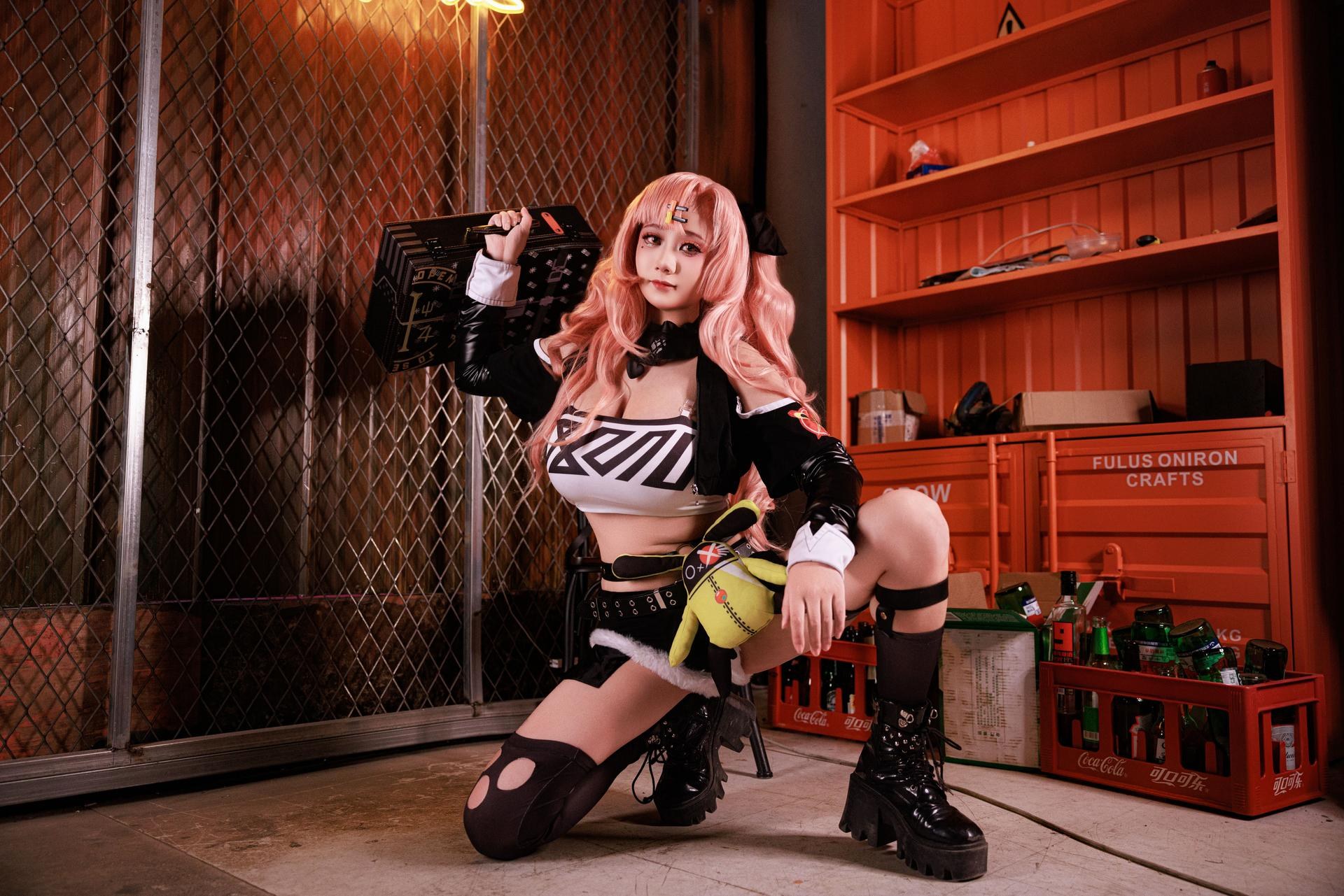 [cosplay] 阿雪雪 - NIKKE胜利女神 妮可：ผมสีชมพู เสื้อแจ็กเก็ตสตรีท ถุงน่องดำ ภาพขนาดใหญ่ 92P1V