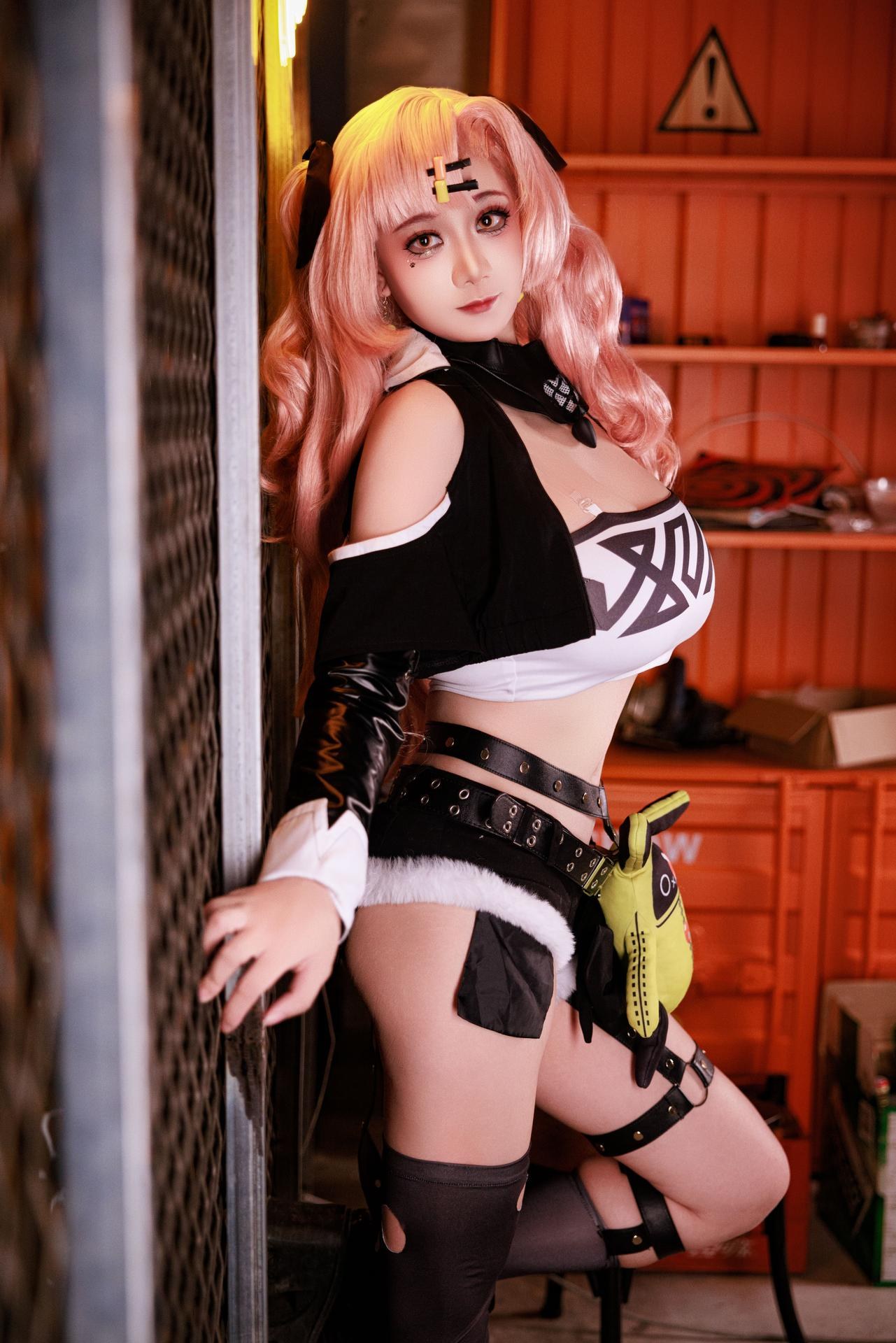 [cosplay] 阿雪雪 - NIKKE胜利女神 妮可：ผมสีชมพู เสื้อแจ็กเก็ตสตรีท ถุงน่องดำ ภาพขนาดใหญ่ 92P1V