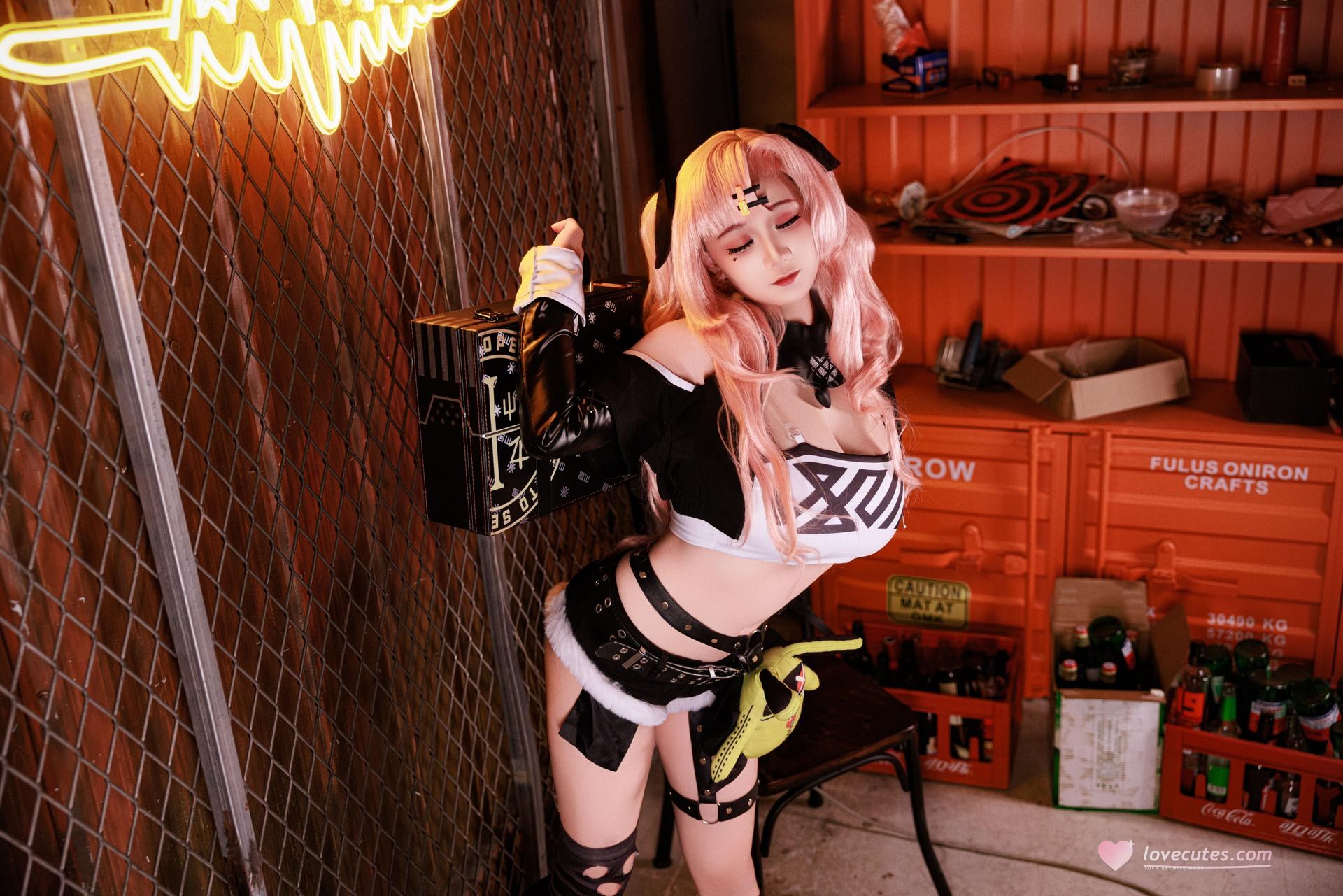 [cosplay] 阿雪雪 - NIKKE胜利女神 妮可：ผมสีชมพู เสื้อแจ็กเก็ตสตรีท ถุงน่องดำ ภาพขนาดใหญ่ 92P1V