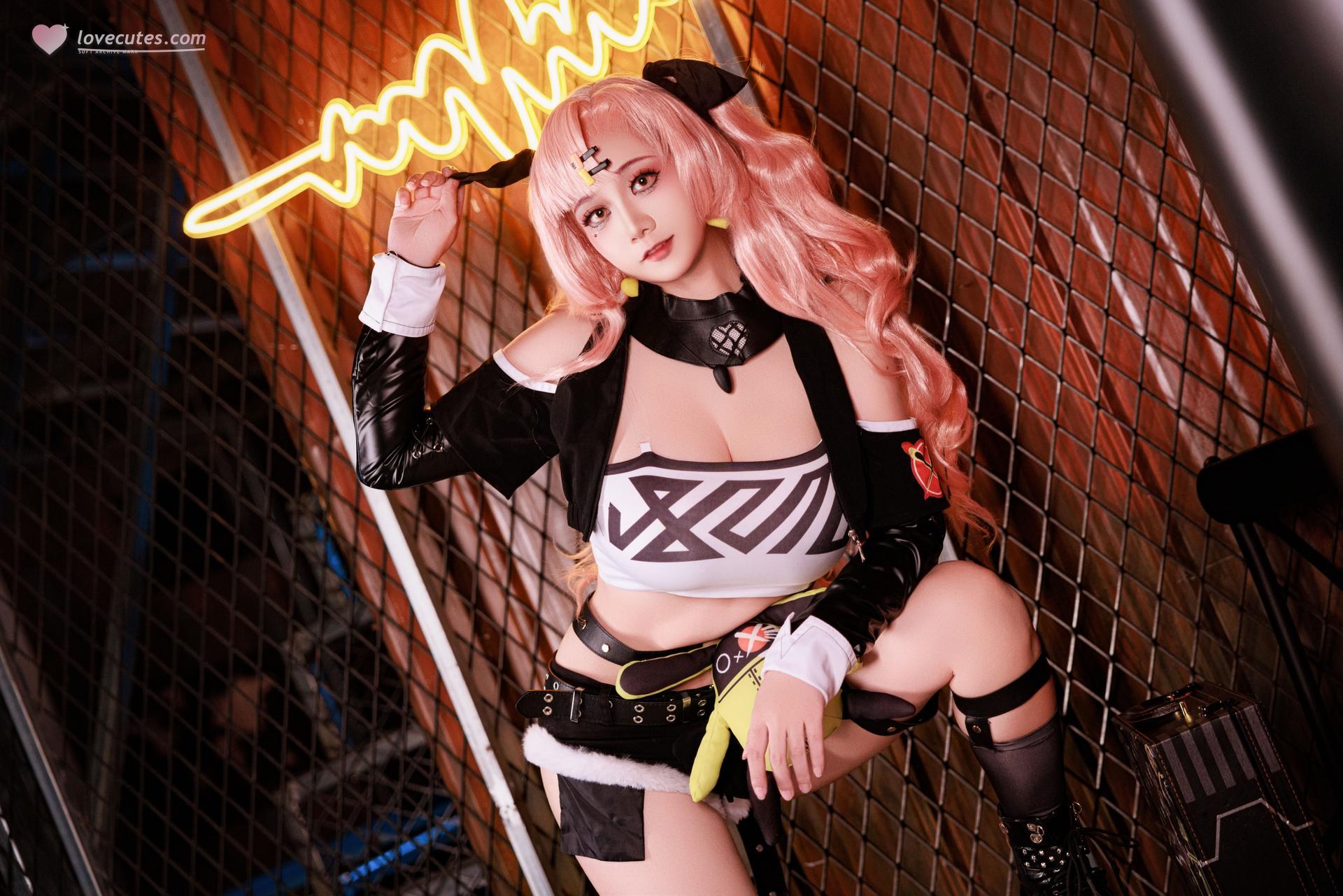[cosplay] 阿雪雪 - NIKKE胜利女神 妮可：ผมสีชมพู เสื้อแจ็กเก็ตสตรีท ถุงน่องดำ ภาพขนาดใหญ่ 92P1V