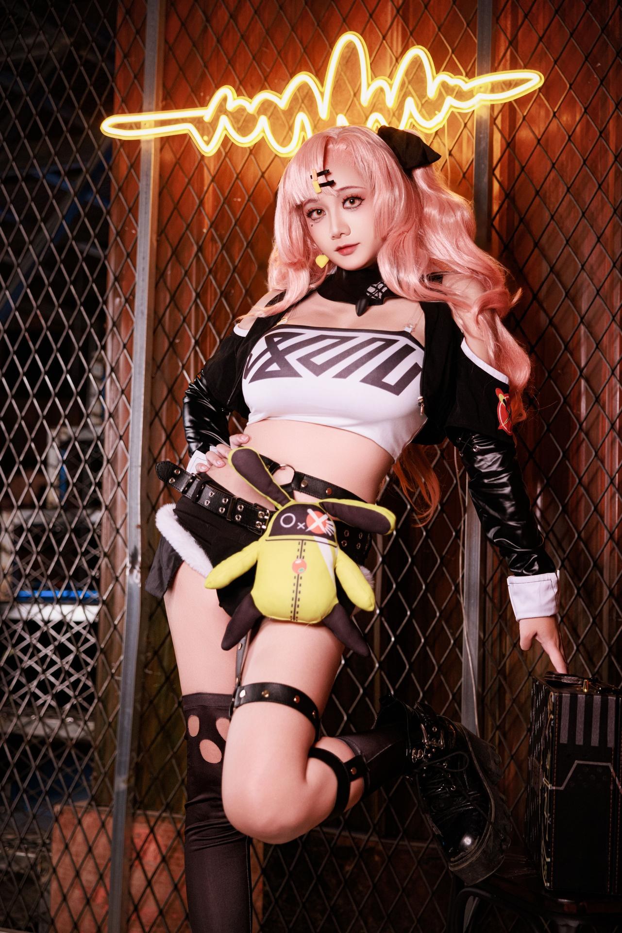 [cosplay] 阿雪雪 - NIKKE胜利女神 妮可：ผมสีชมพู เสื้อแจ็กเก็ตสตรีท ถุงน่องดำ ภาพขนาดใหญ่ 92P1V